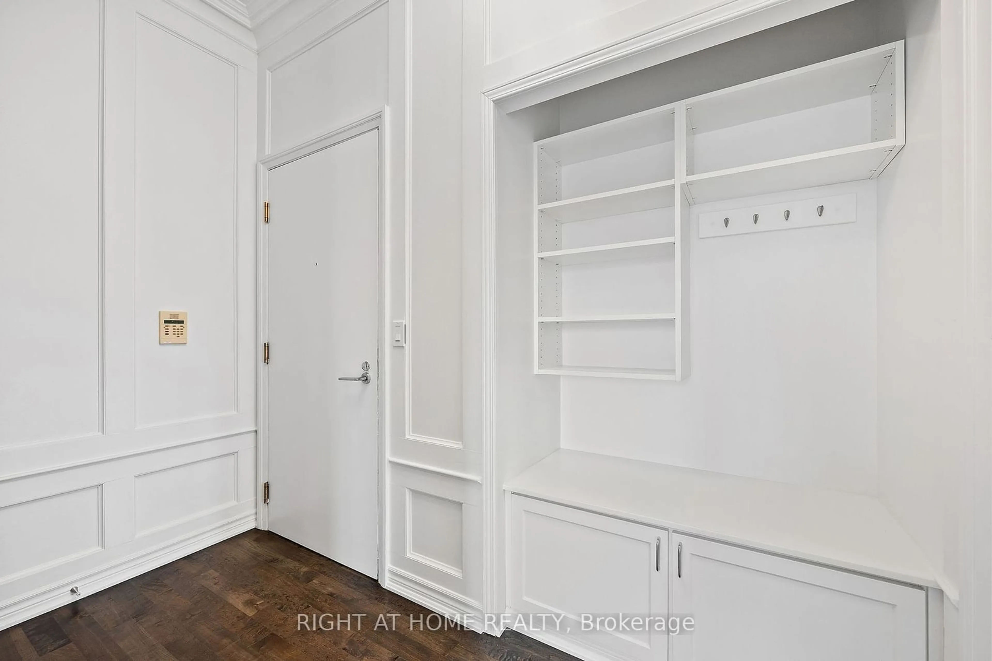 Indoor entryway for 111 Elizabeth St #1829Lph, Toronto Ontario M5G 1P7