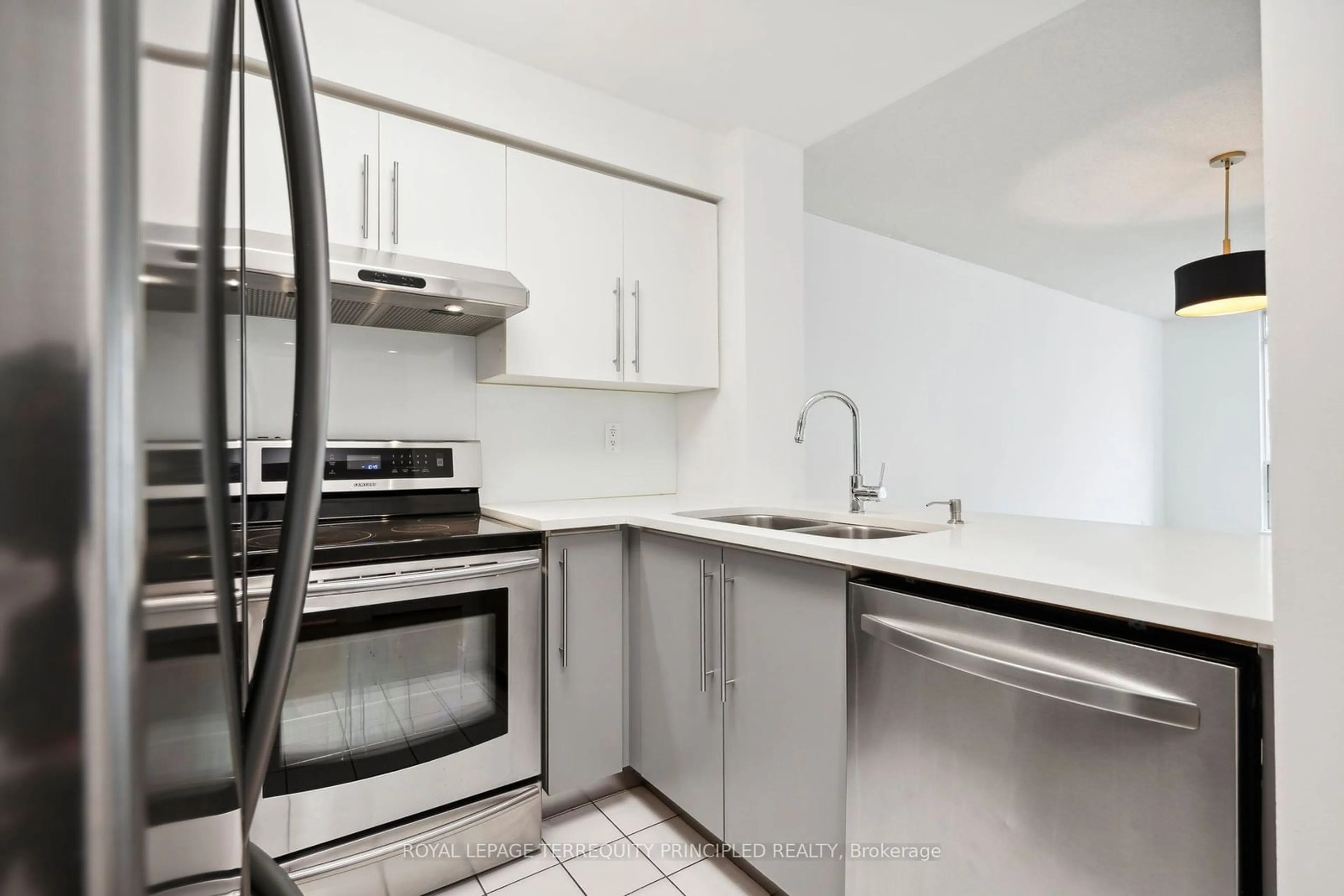 Standard kitchen for 942 Yonge St #418, Toronto Ontario M4W 3S8