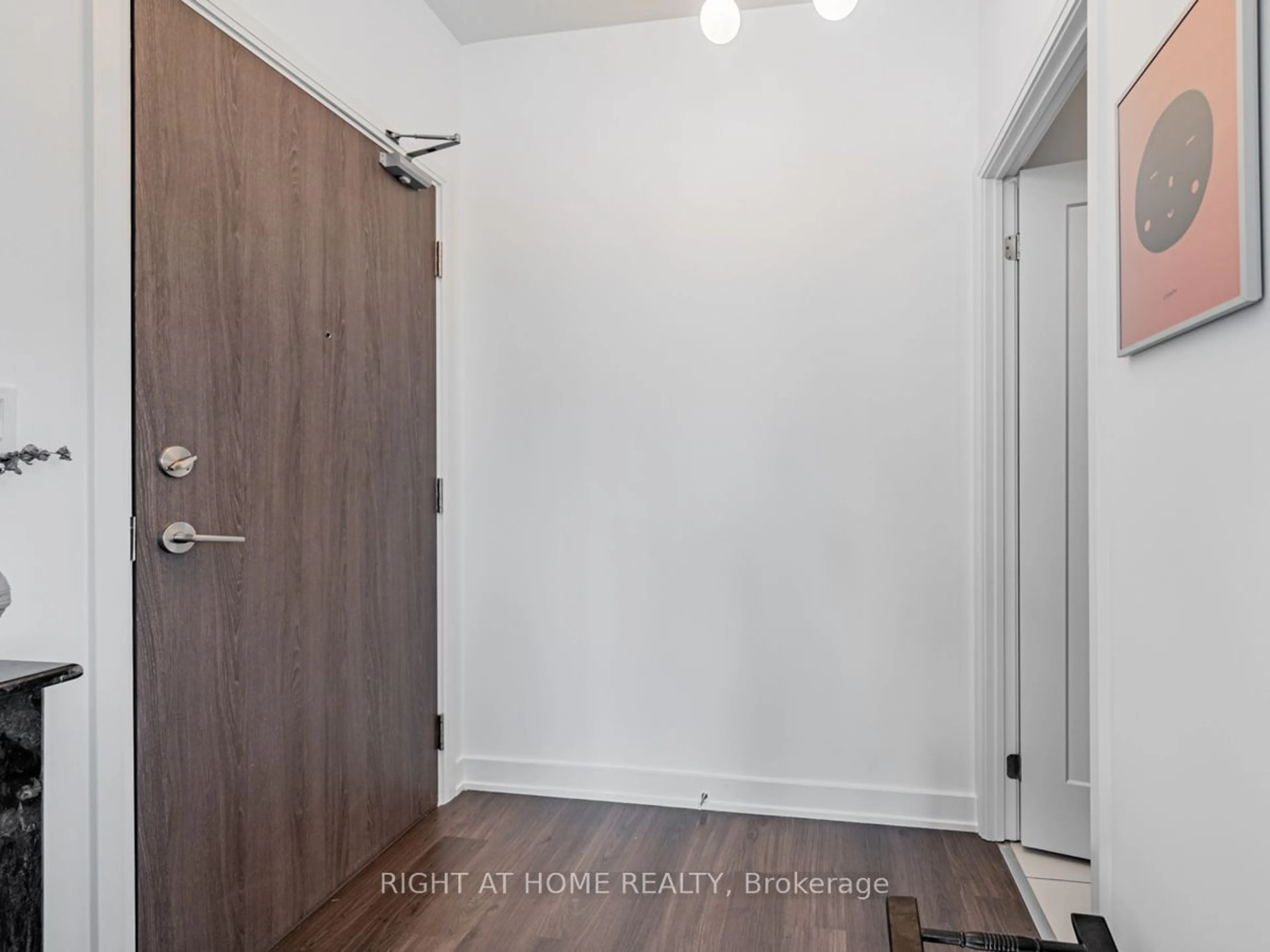 Indoor entryway for 576 Front St #1615E, Toronto Ontario M5V 0P8