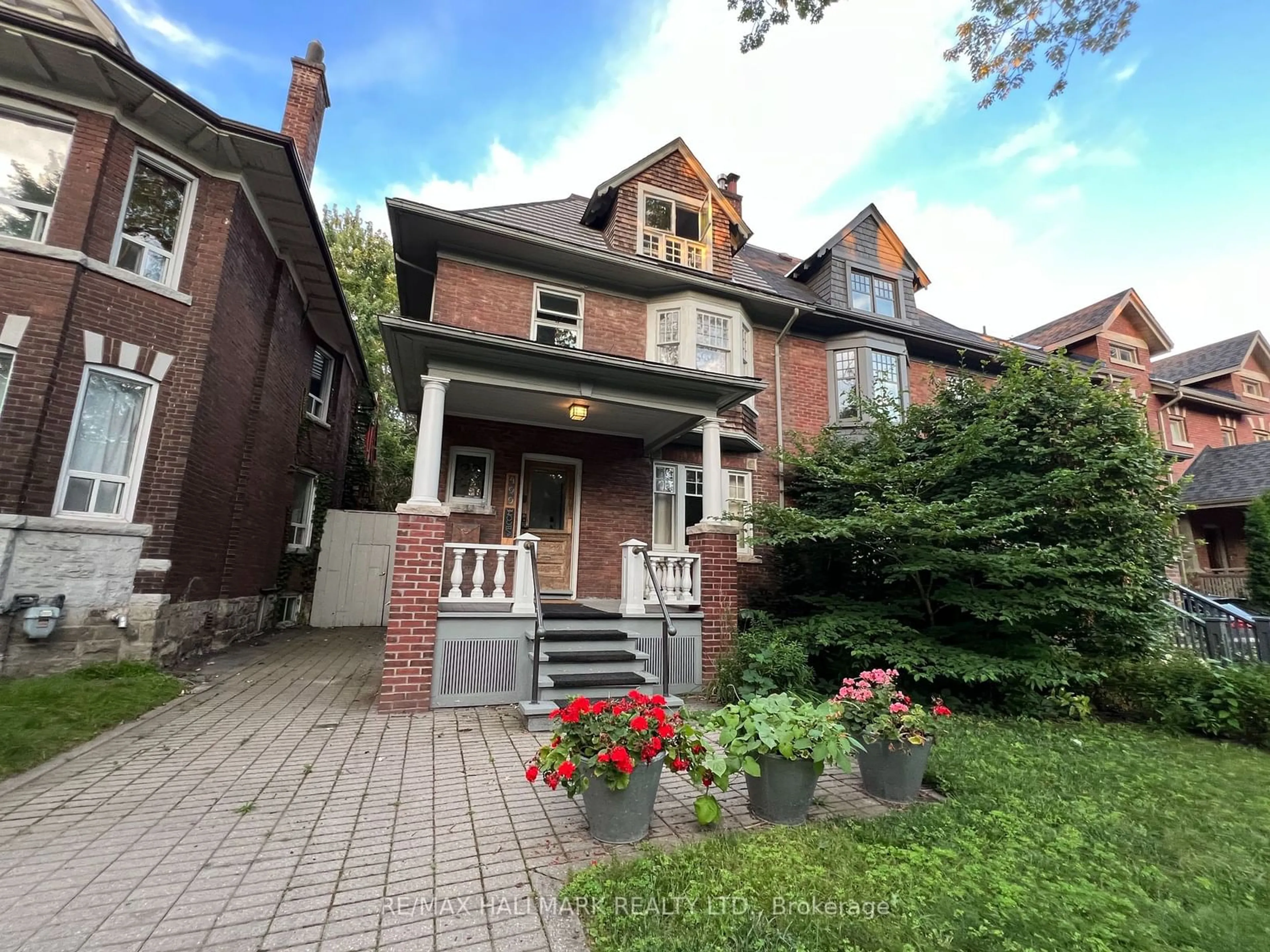 Frontside or backside of a home for 499 Palmerston Blvd, Toronto Ontario M6G 2P2