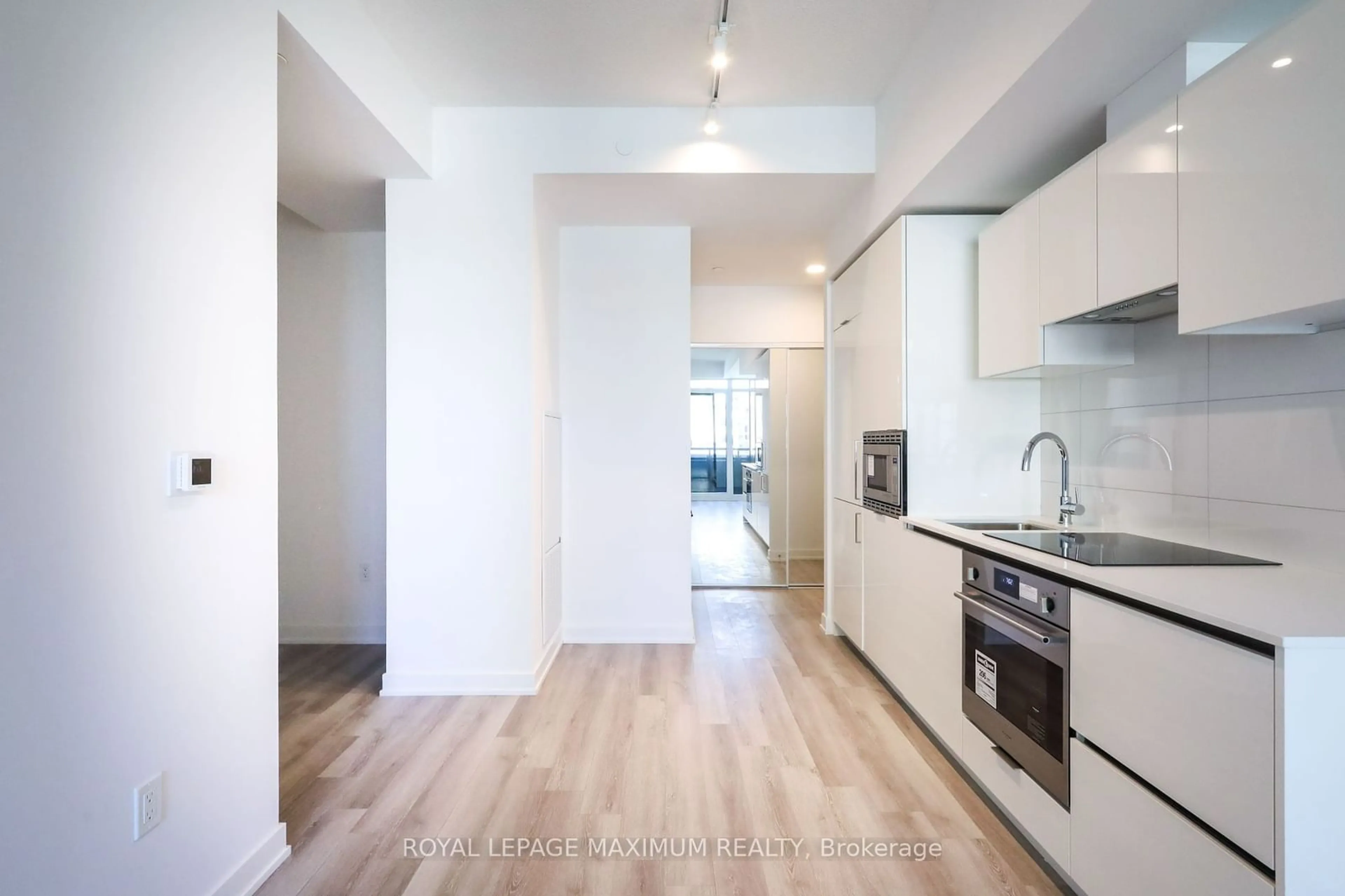 Standard kitchen for 234 Simcoe St #720, Toronto Ontario M5T 1T4