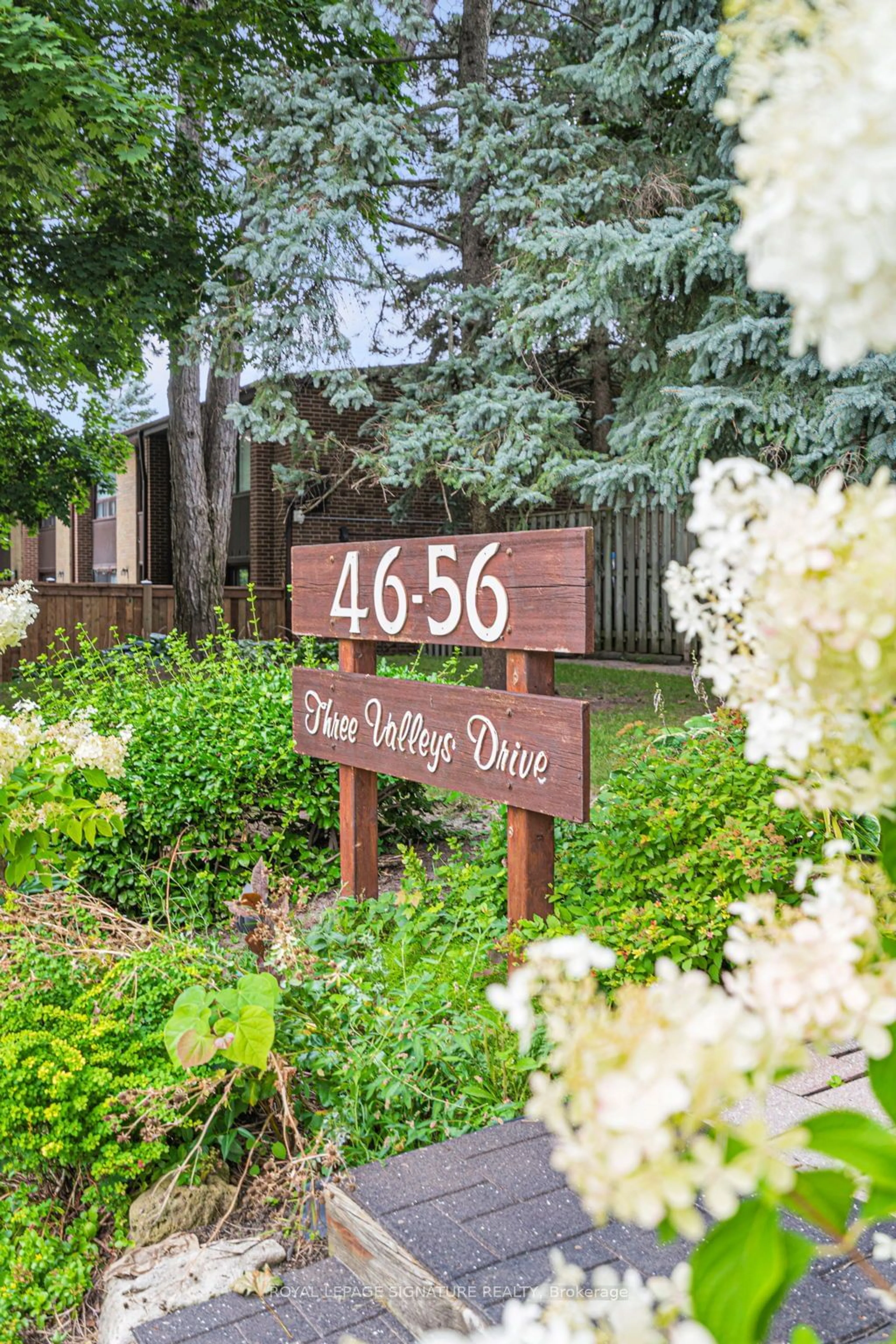 Indoor entryway for 48 Three Valleys Dr #5, Toronto Ontario M3A 3B5