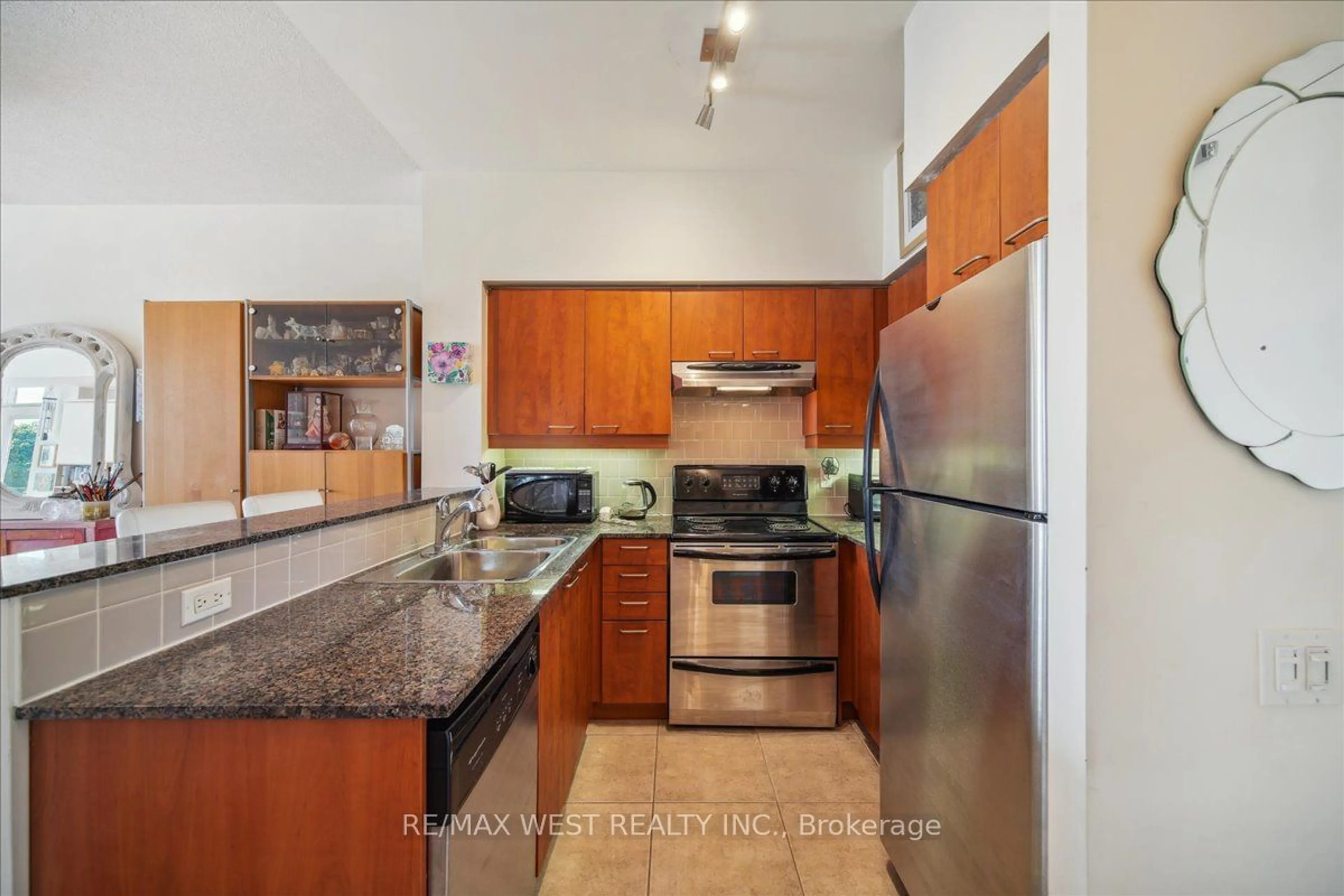 Kitchen for 455 Rosewell Ave #511, Toronto Ontario M4R 2H9