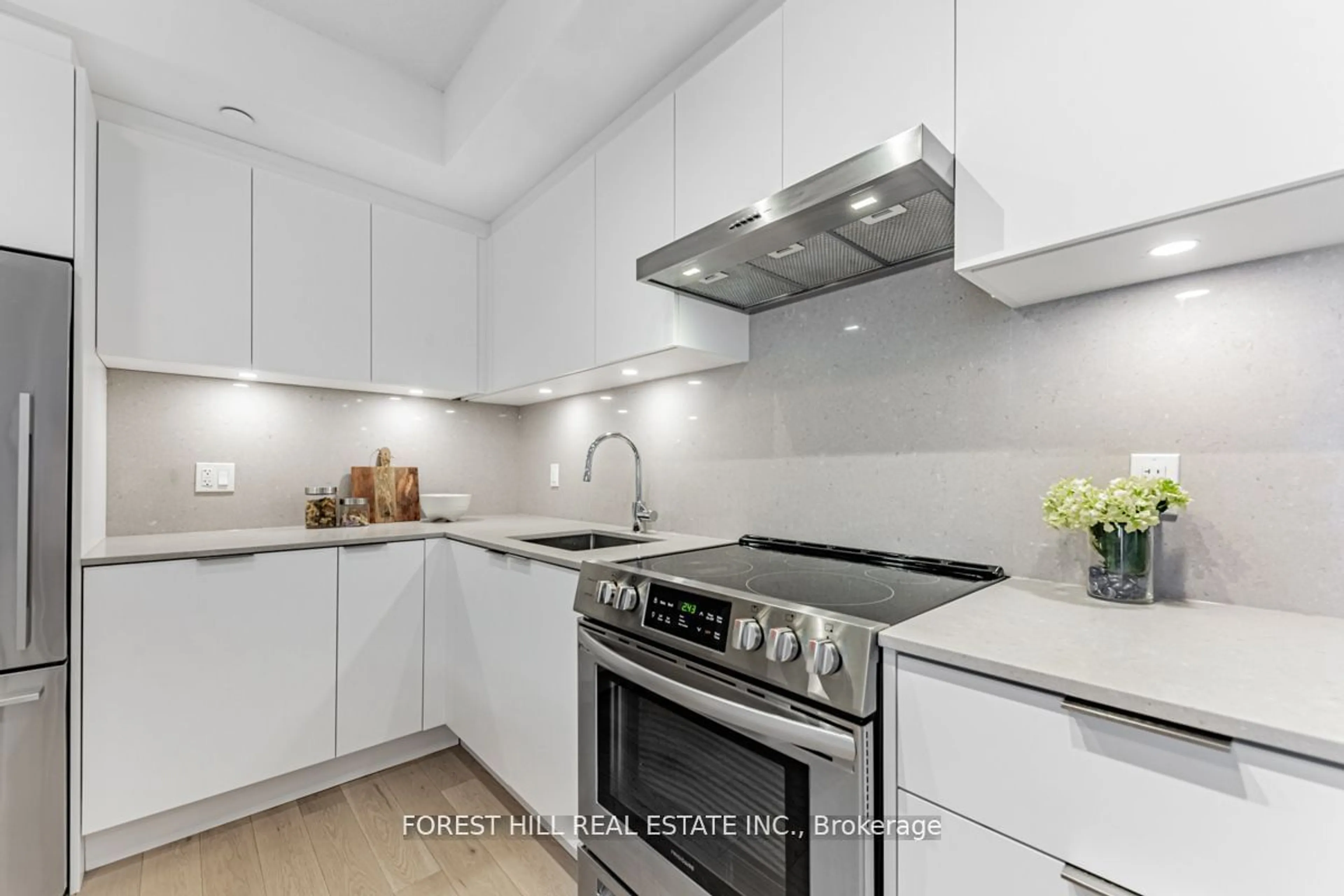 Standard kitchen for 25 Richmond St #323, Toronto Ontario M5C 0A6