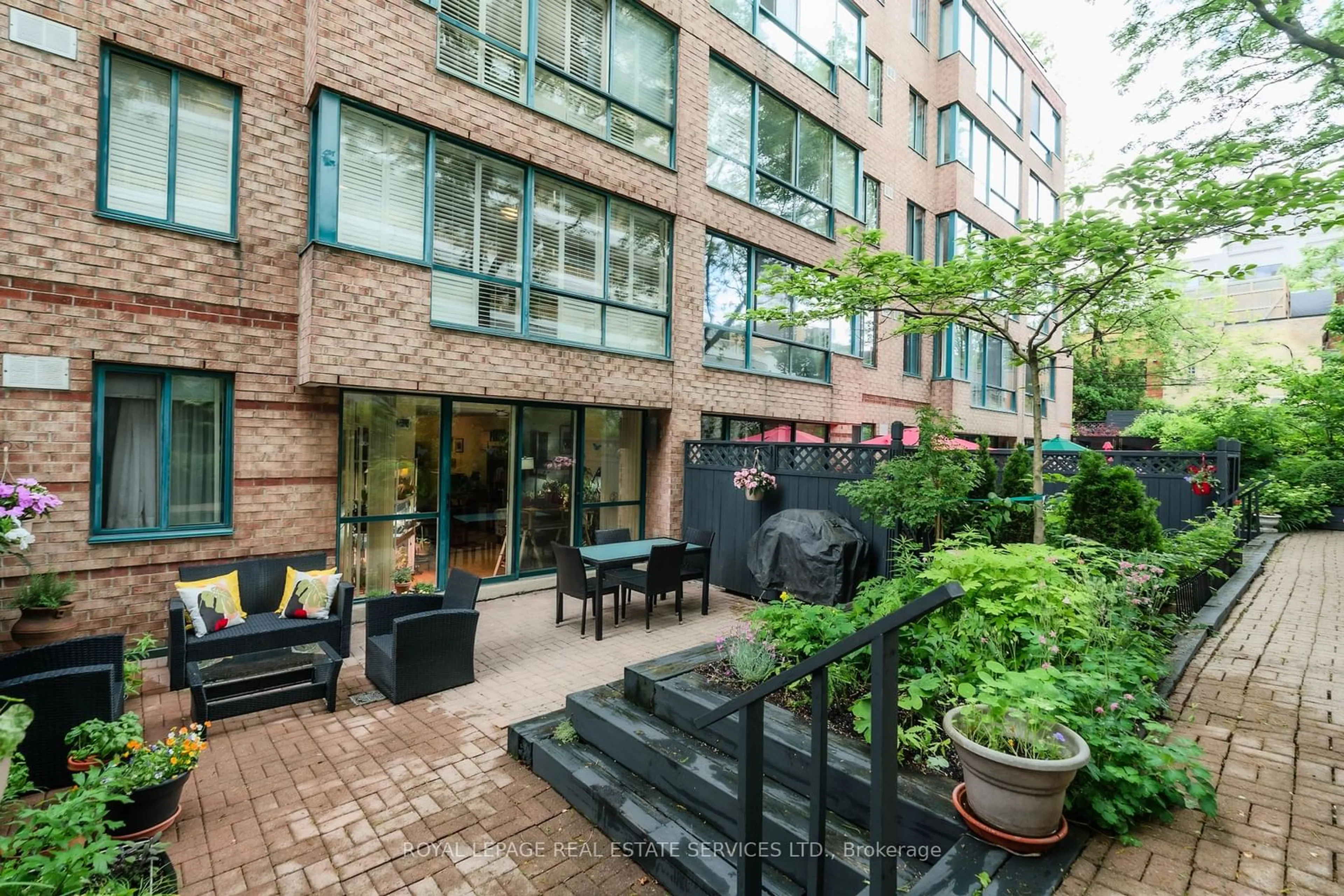 Patio for 225 Davenport Rd #103, Toronto Ontario M5R 3R2