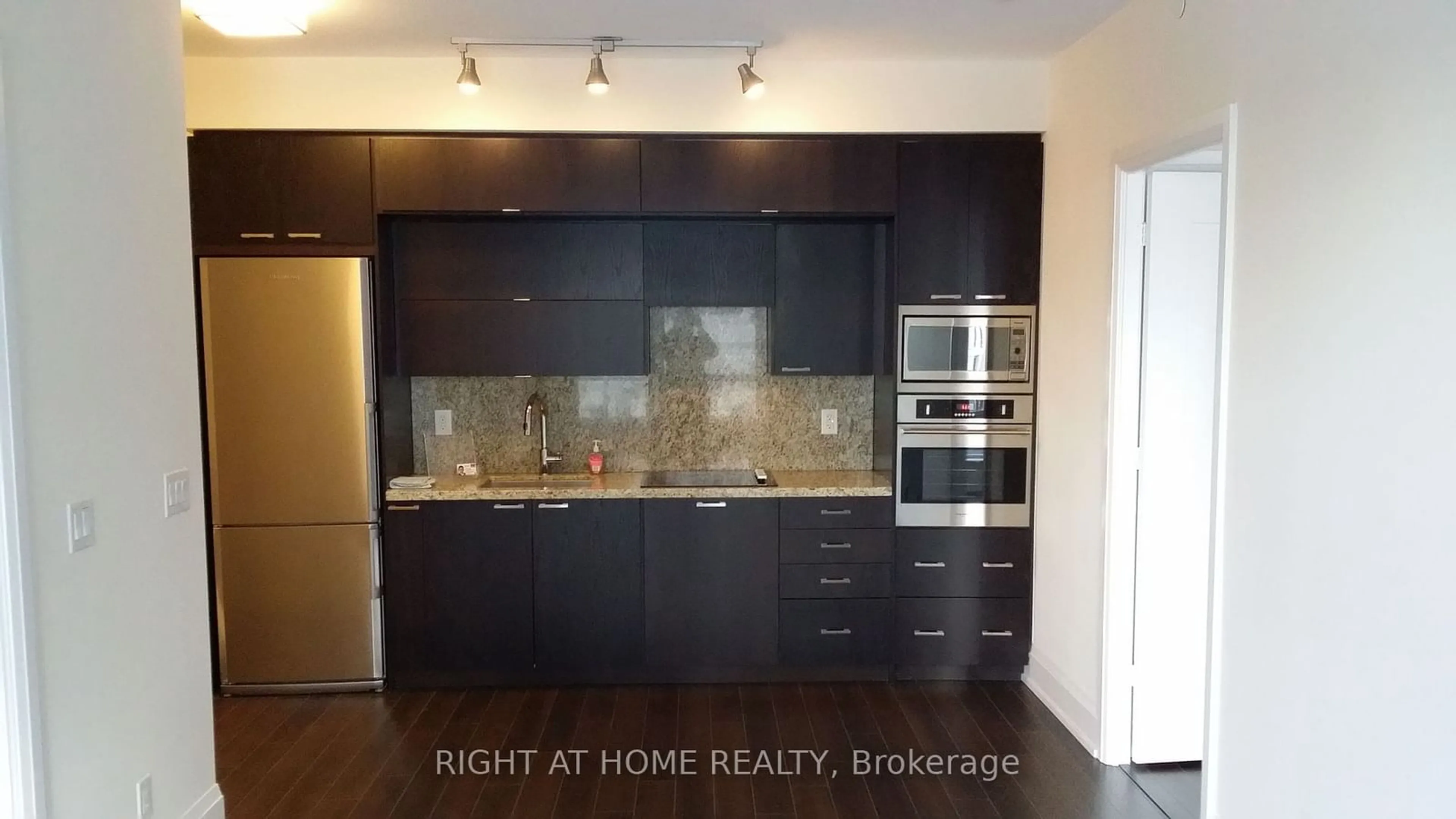 Contemporary kitchen for 120 Harrison Garden Blvd #514, Toronto Ontario M2N 0H1