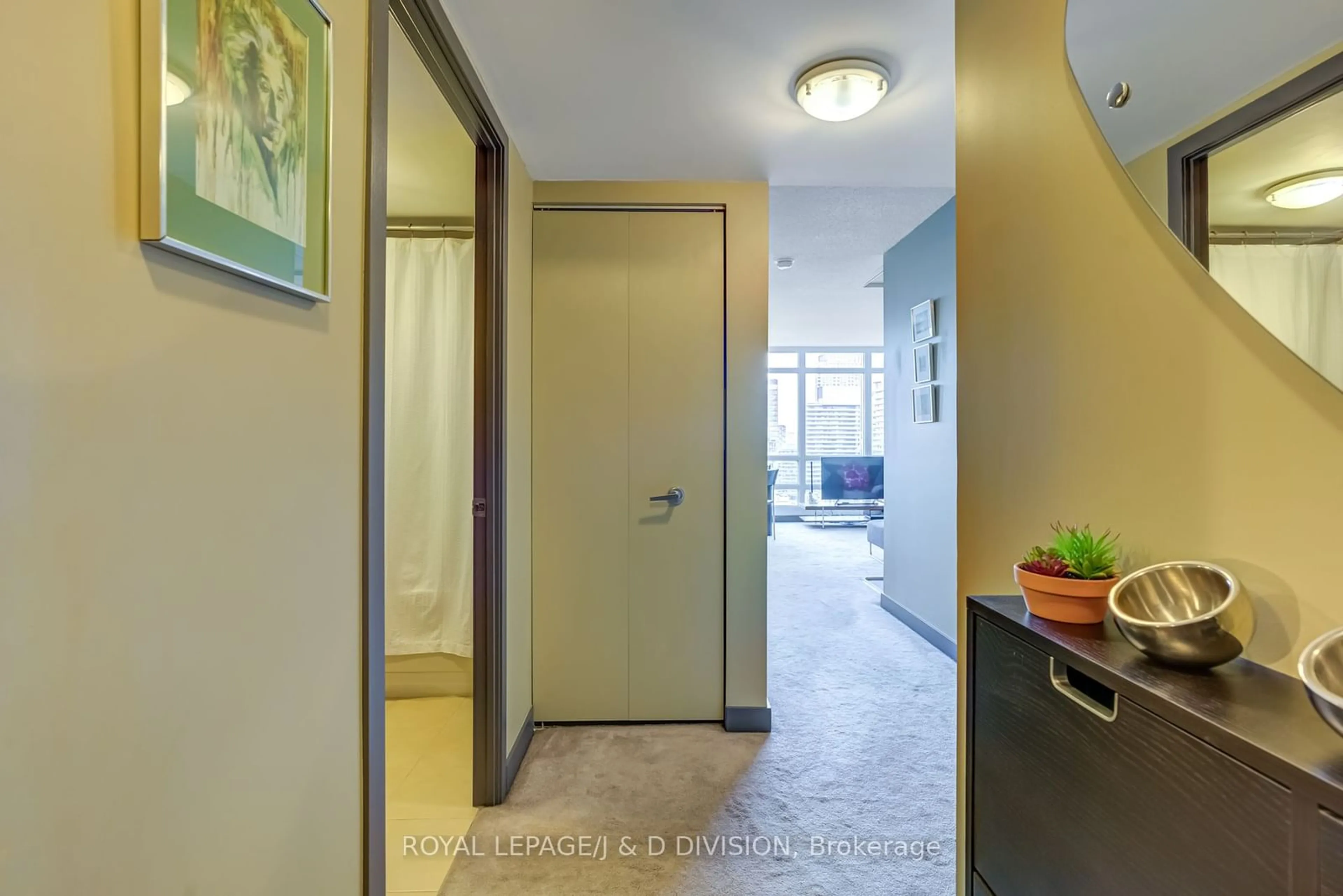 Indoor foyer for 397 Front St #3606, Toronto Ontario M5V 3S1