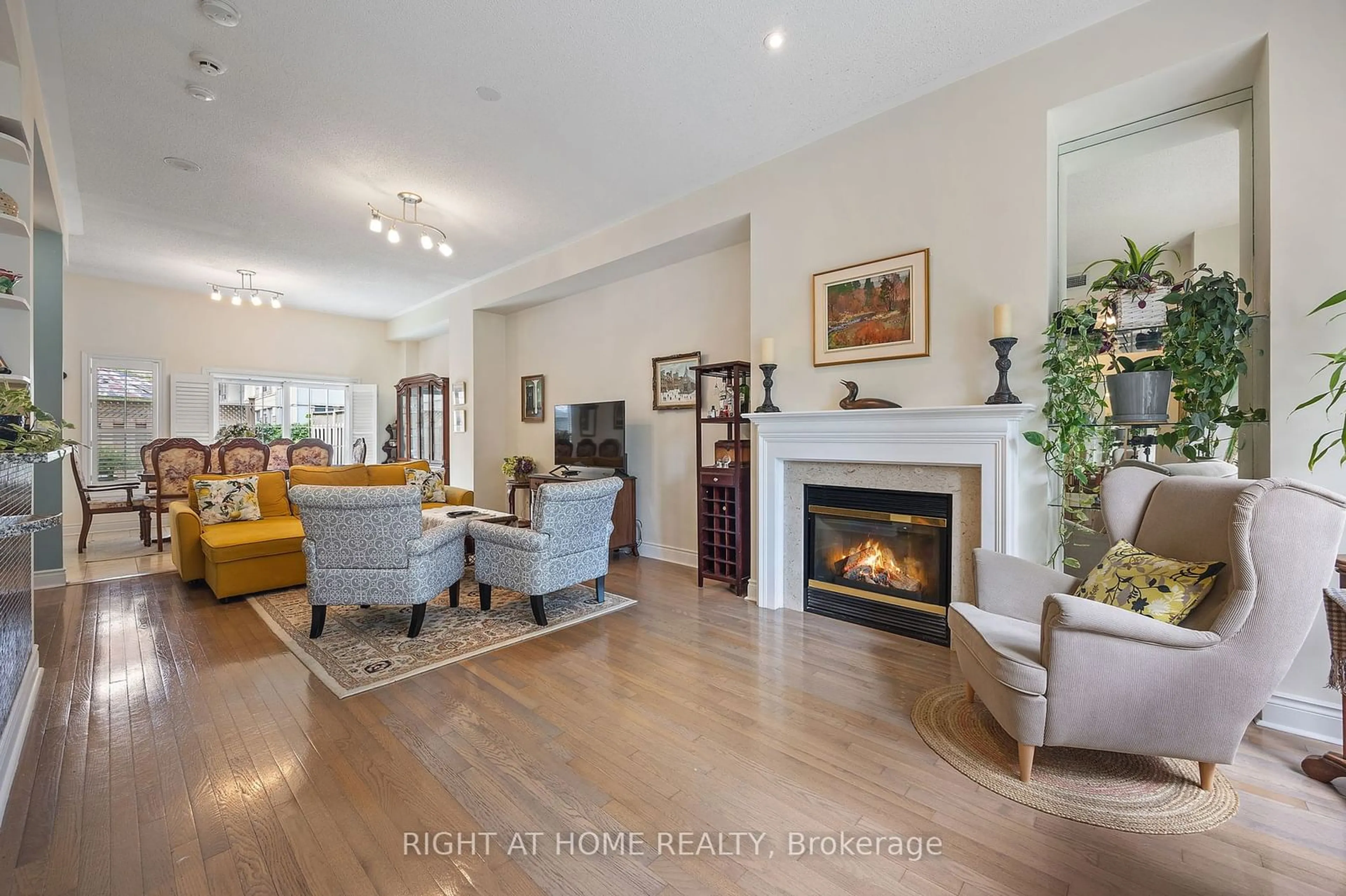 Living room, wood floors for 8 Rean Dr #TH15, Toronto Ontario M2K 3B9