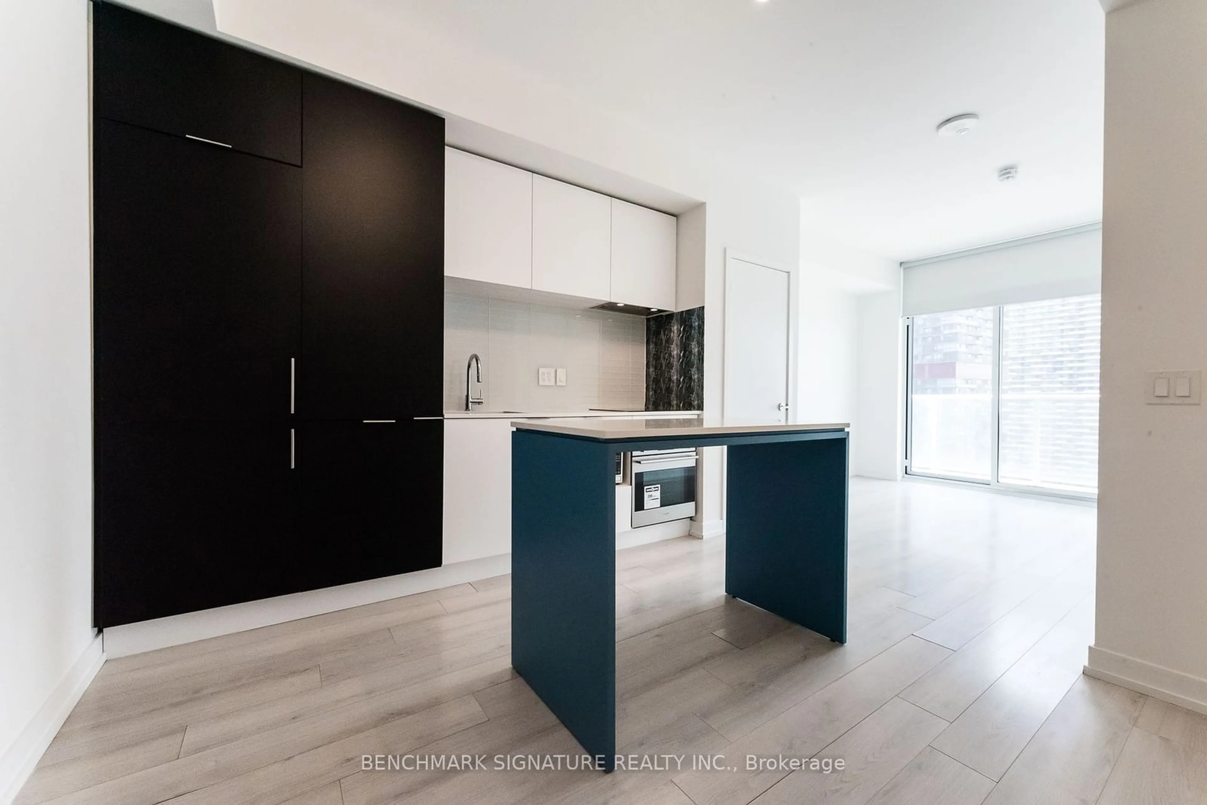 Contemporary kitchen for 33 Helendale Ave #2209, Toronto Ontario M4R 0A4