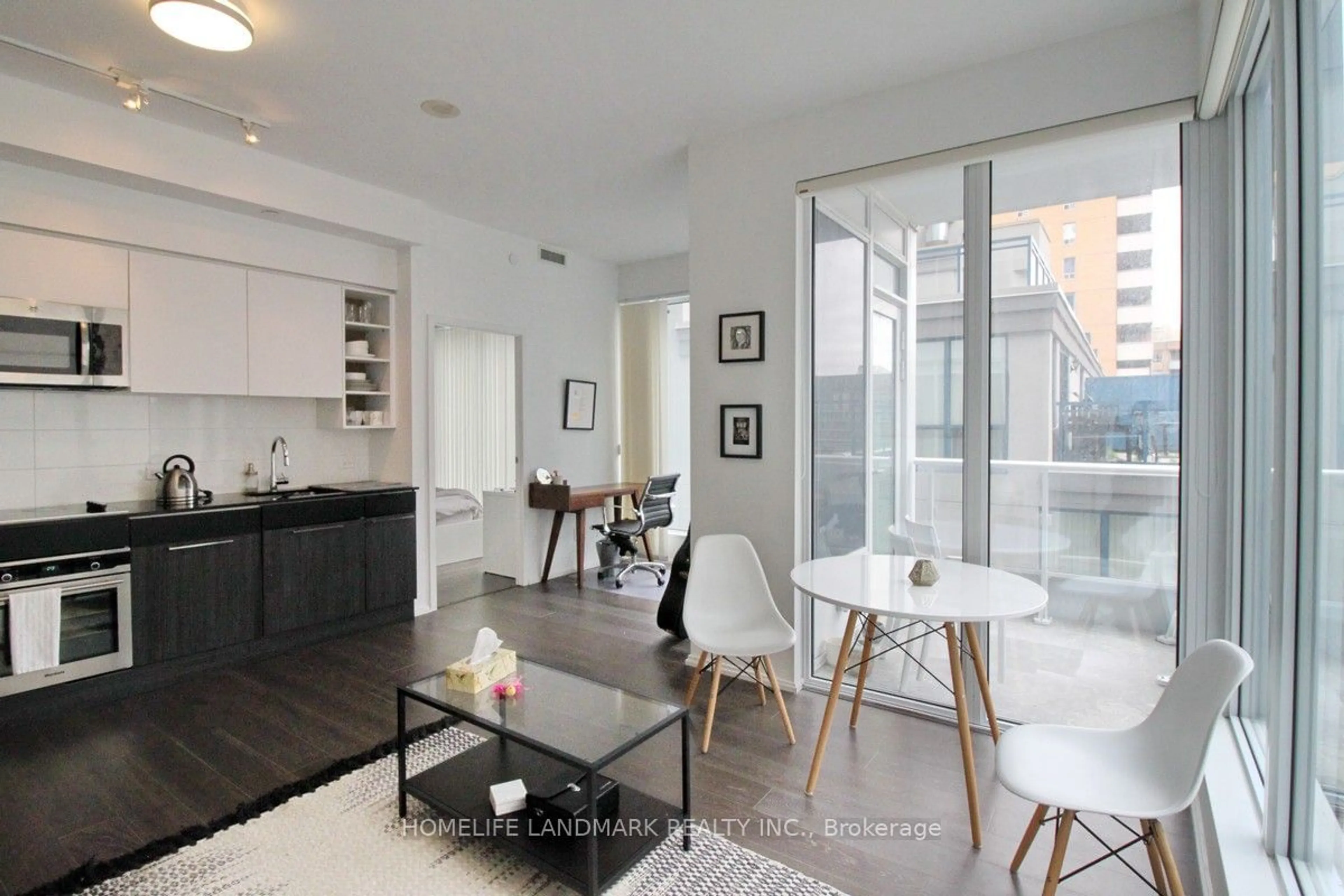 Living room for 68 Shuter St #910, Toronto Ontario M5B 0B4