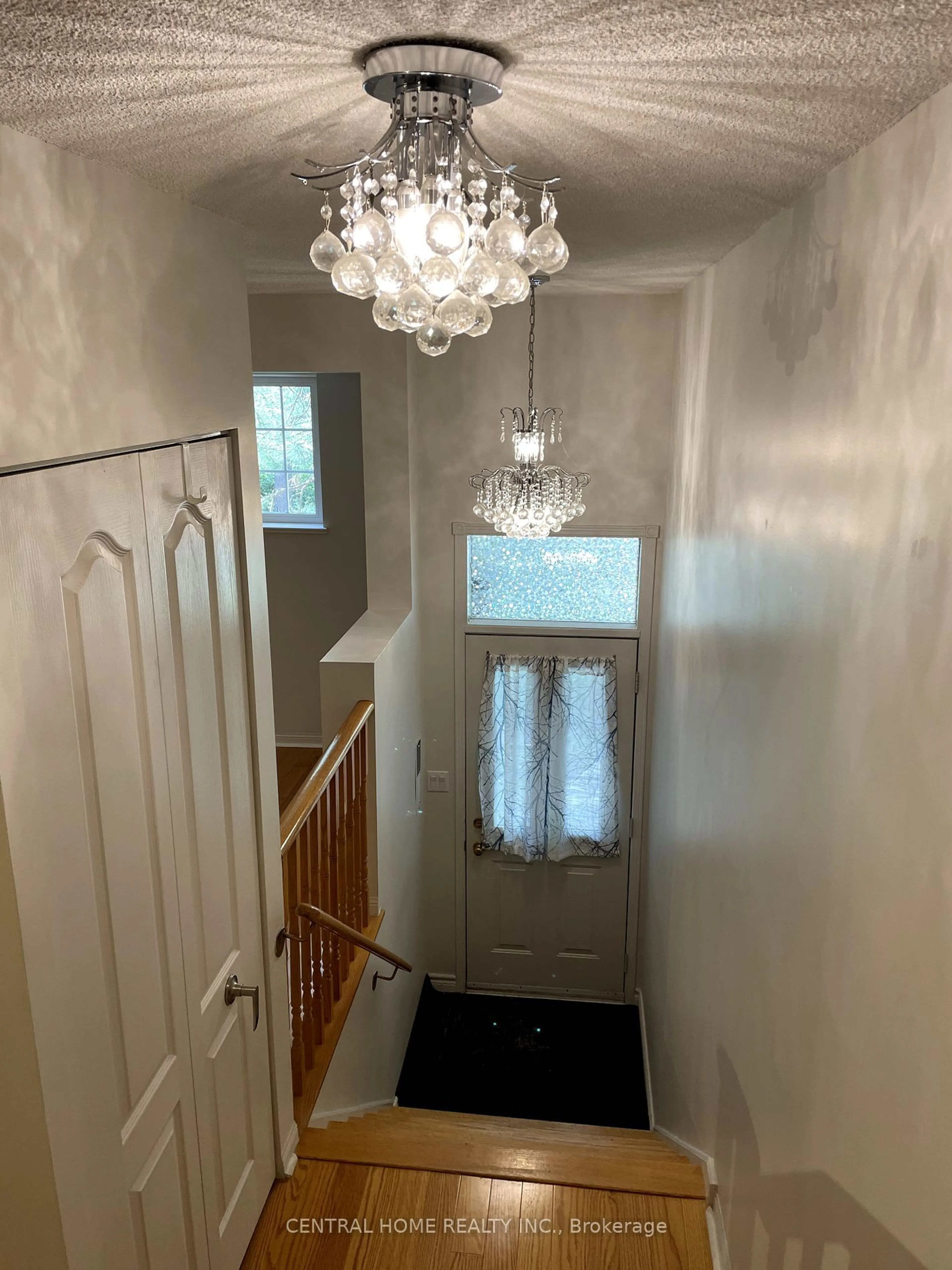 Indoor foyer for 103 Grandview Way, Toronto Ontario M6N 6V2