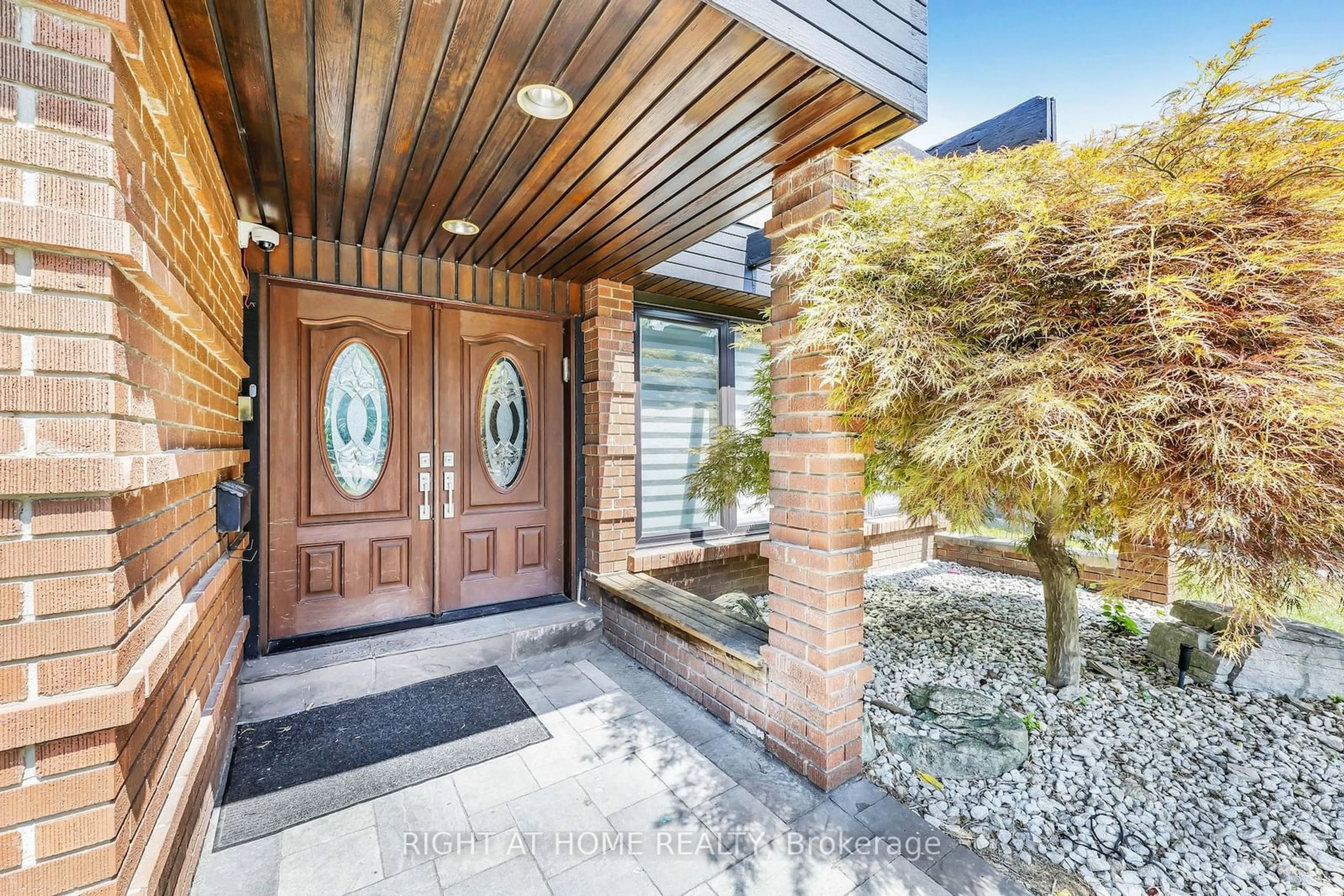 Indoor entryway for 128 Fisherville Rd, Toronto Ontario M2R 3C2