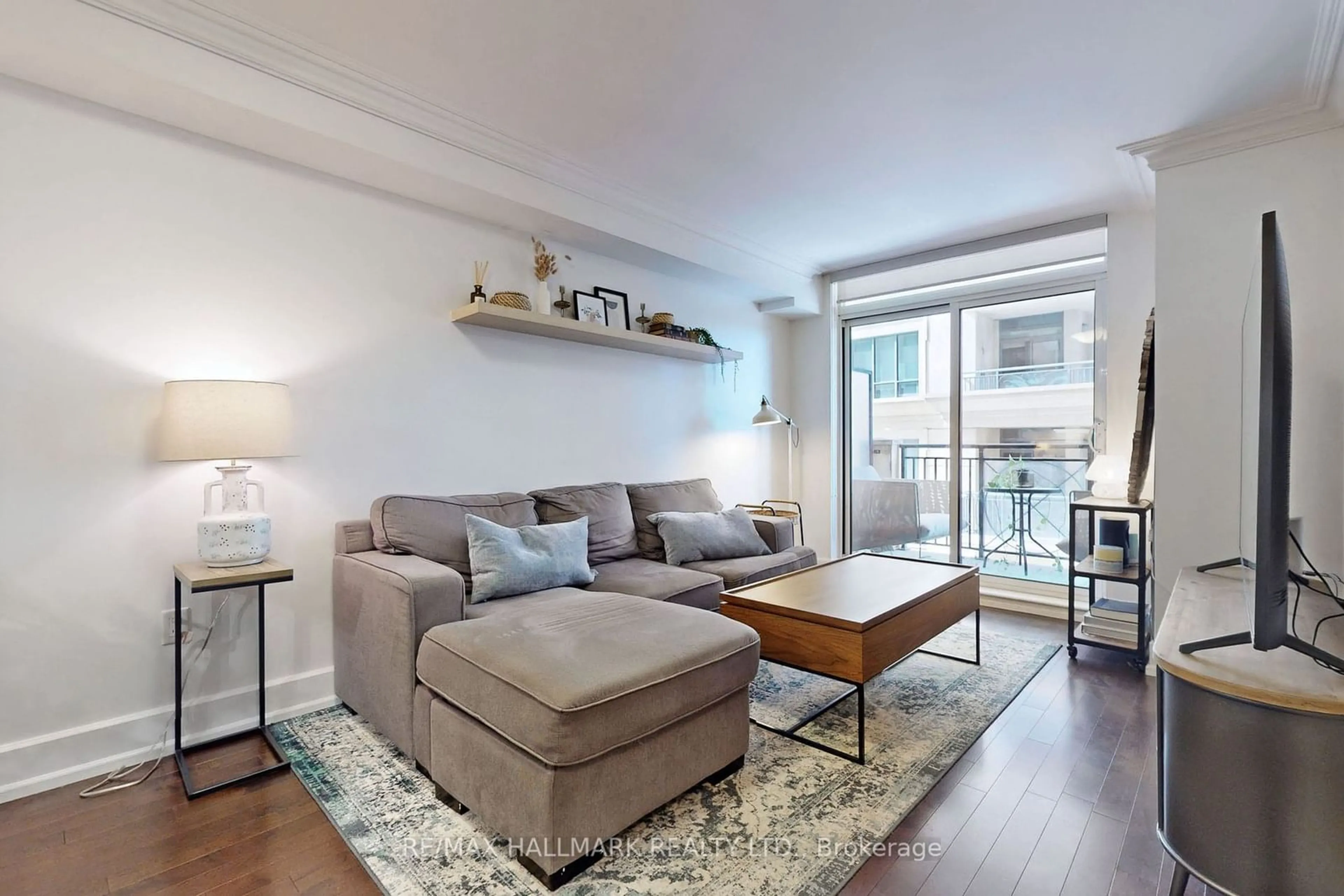 Living room for 650 Sheppard Ave #225, Toronto Ontario M2K 3E4