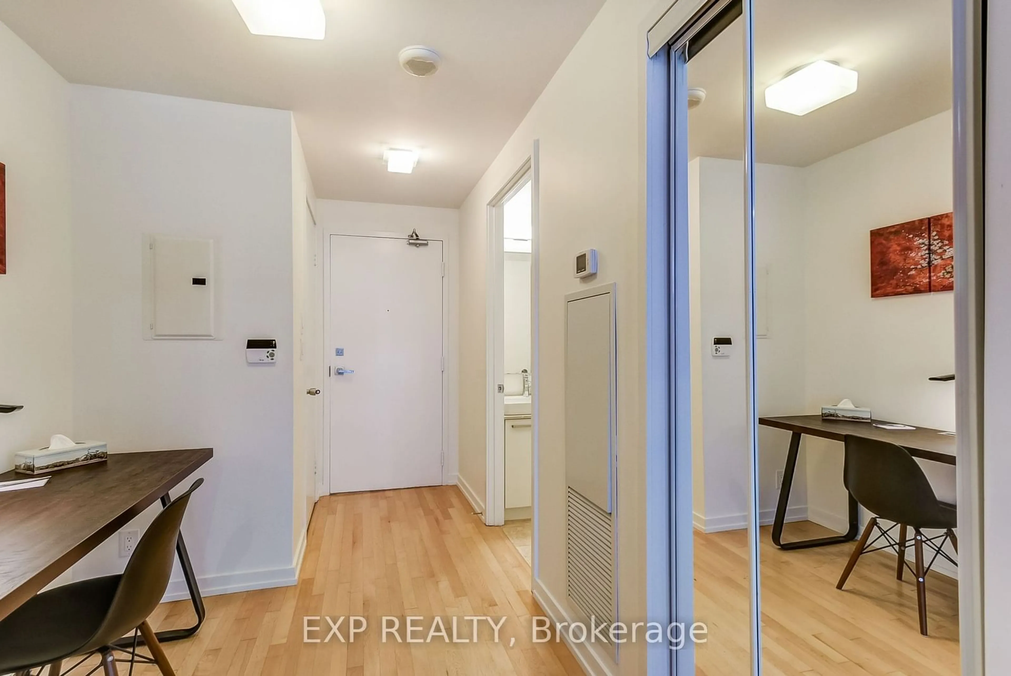 Indoor entryway for 12 York St #1406, Toronto Ontario M5J 0A9