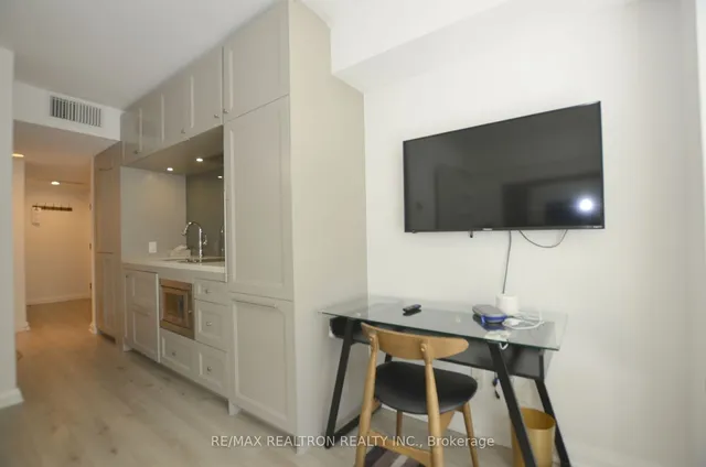 Additional property image - 155 Yorkville Ave Unit 713