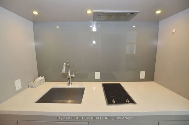 Additional property image - 155 Yorkville Ave Unit 713