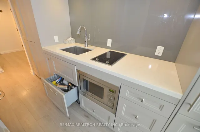 Additional property image - 155 Yorkville Ave Unit 713
