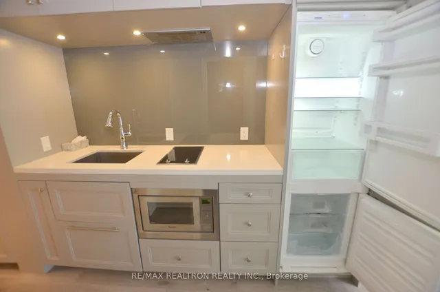 Additional property image - 155 Yorkville Ave Unit 713