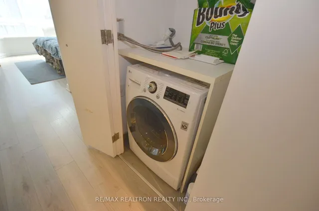 Additional property image - 155 Yorkville Ave Unit 713