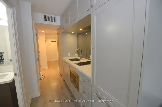 Additional property image - 155 Yorkville Ave Unit 713