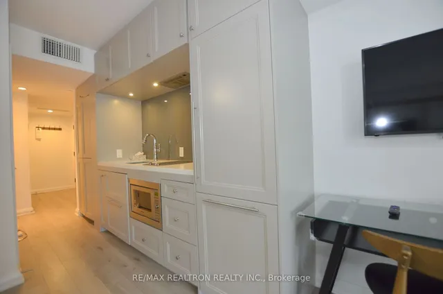 Additional property image - 155 Yorkville Ave Unit 713
