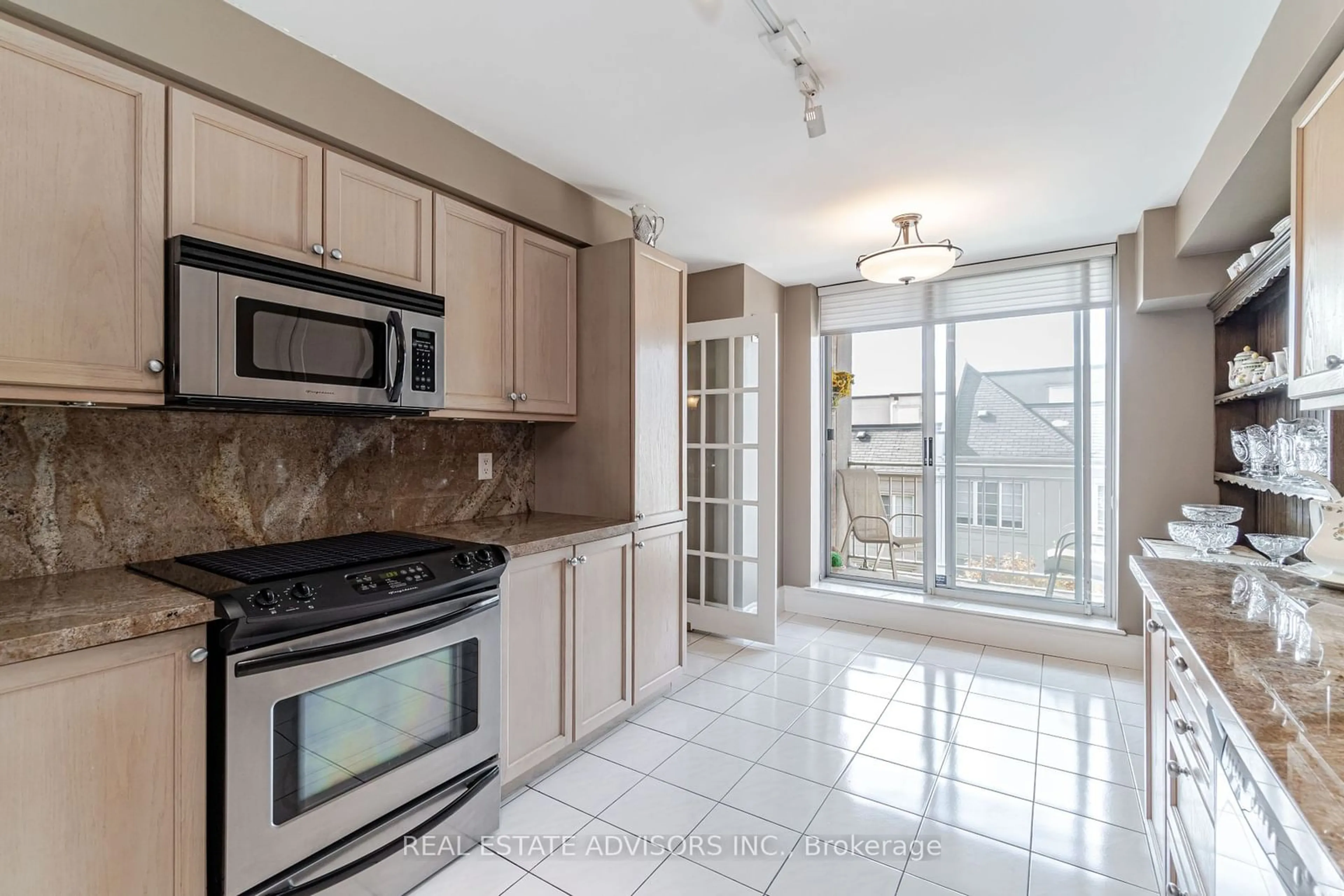 Open concept kitchen for 75 York Mills Rd #309, Toronto Ontario M2P 2E7