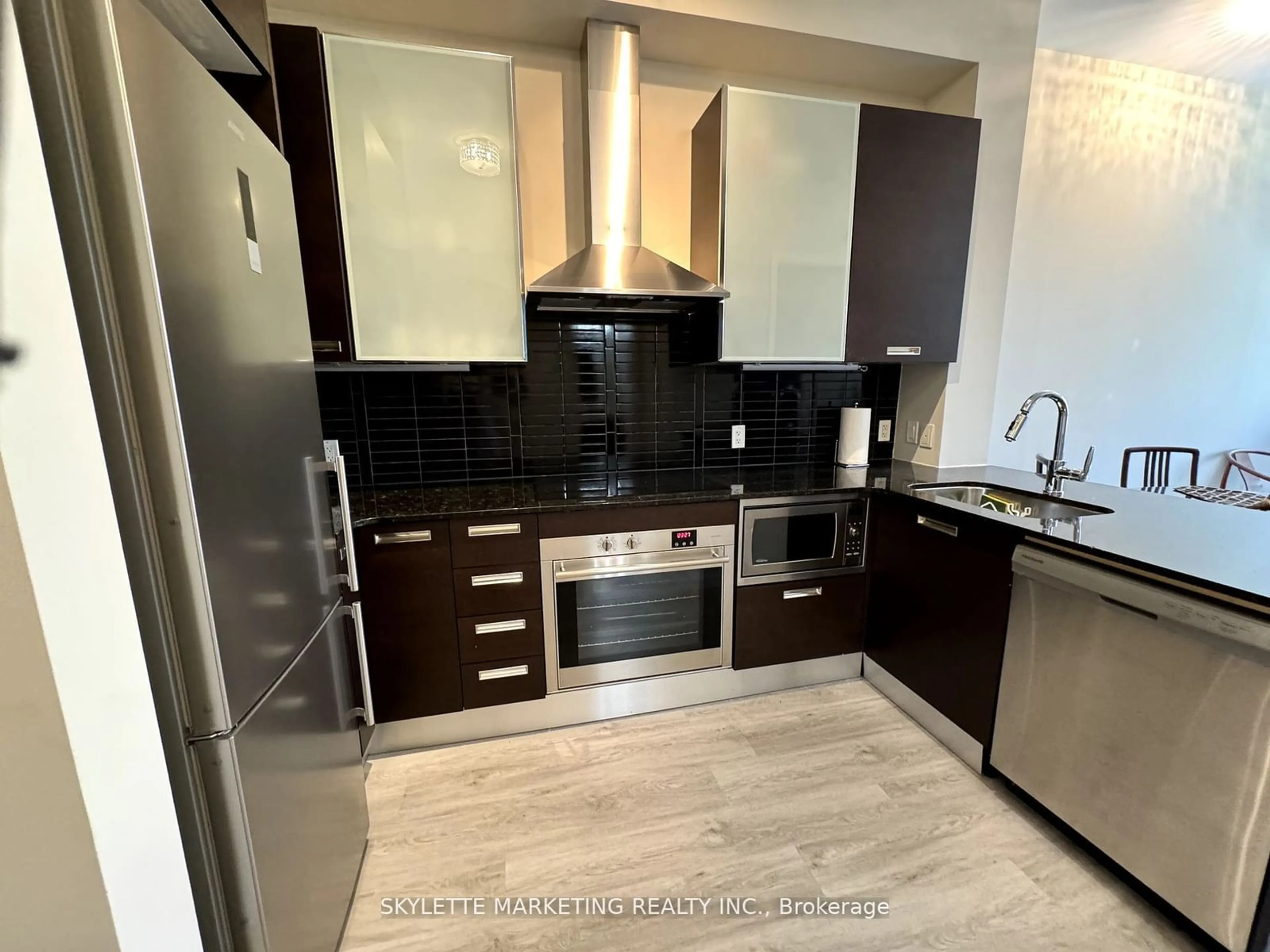 Standard kitchen for 21 Balmuto St #604, Toronto Ontario M4Y 1W4