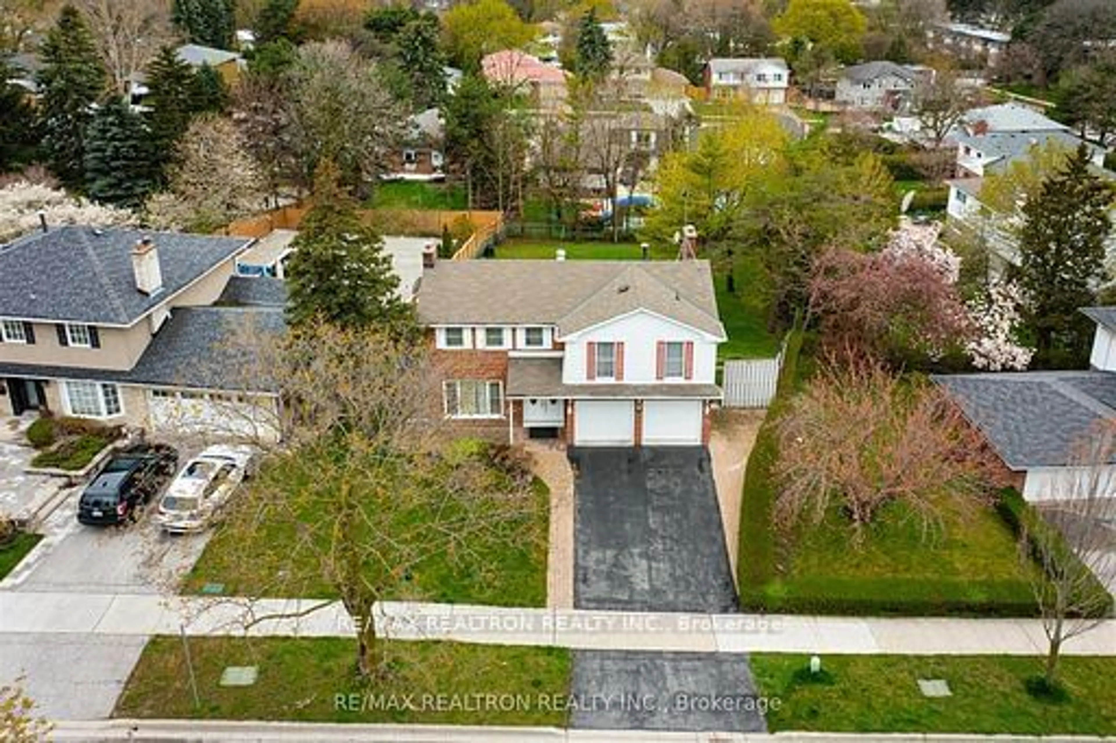 Frontside or backside of a home, the street view for 40 Farmview Cres, Toronto Ontario M2J 1G4