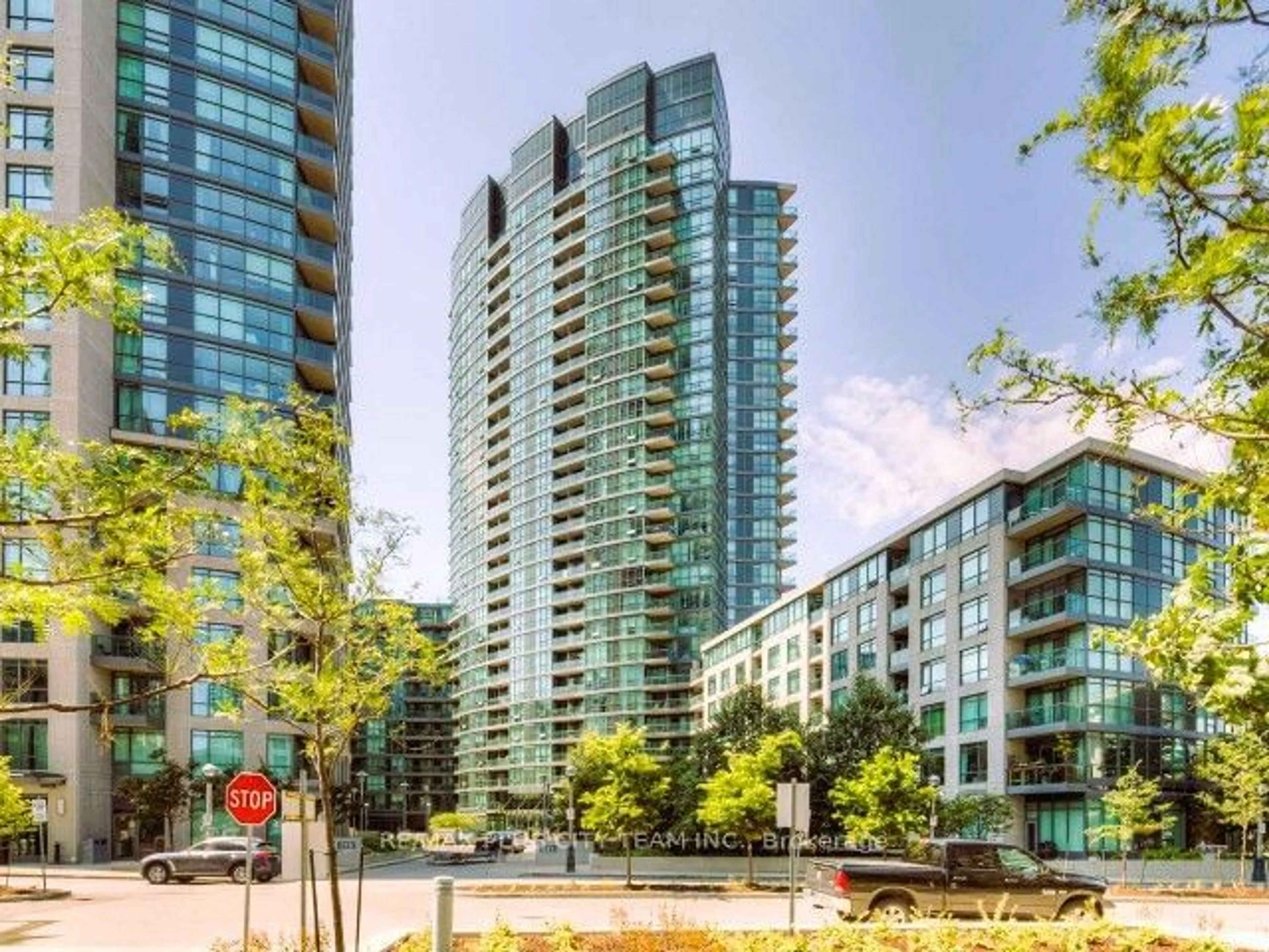 A pic from exterior of the house or condo for 231 Fort York Blvd #1811, Toronto Ontario M5V 1B2