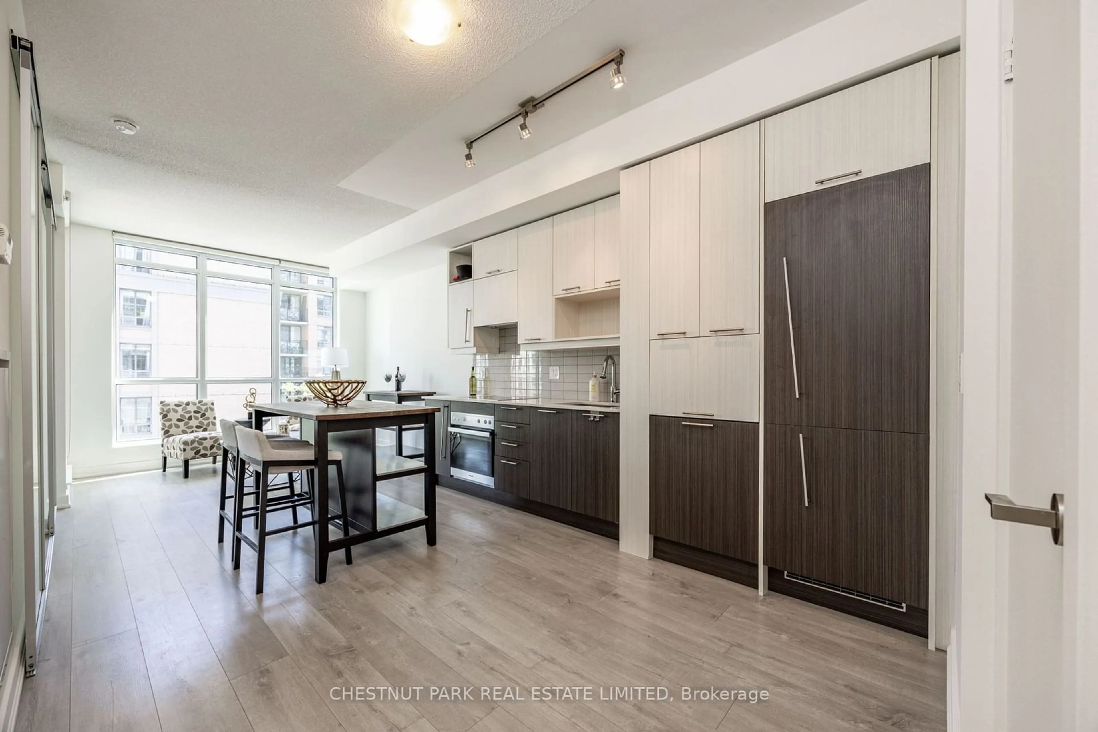 Standard kitchen for 199 Richmond St #1103, Toronto Ontario M5V 0H4