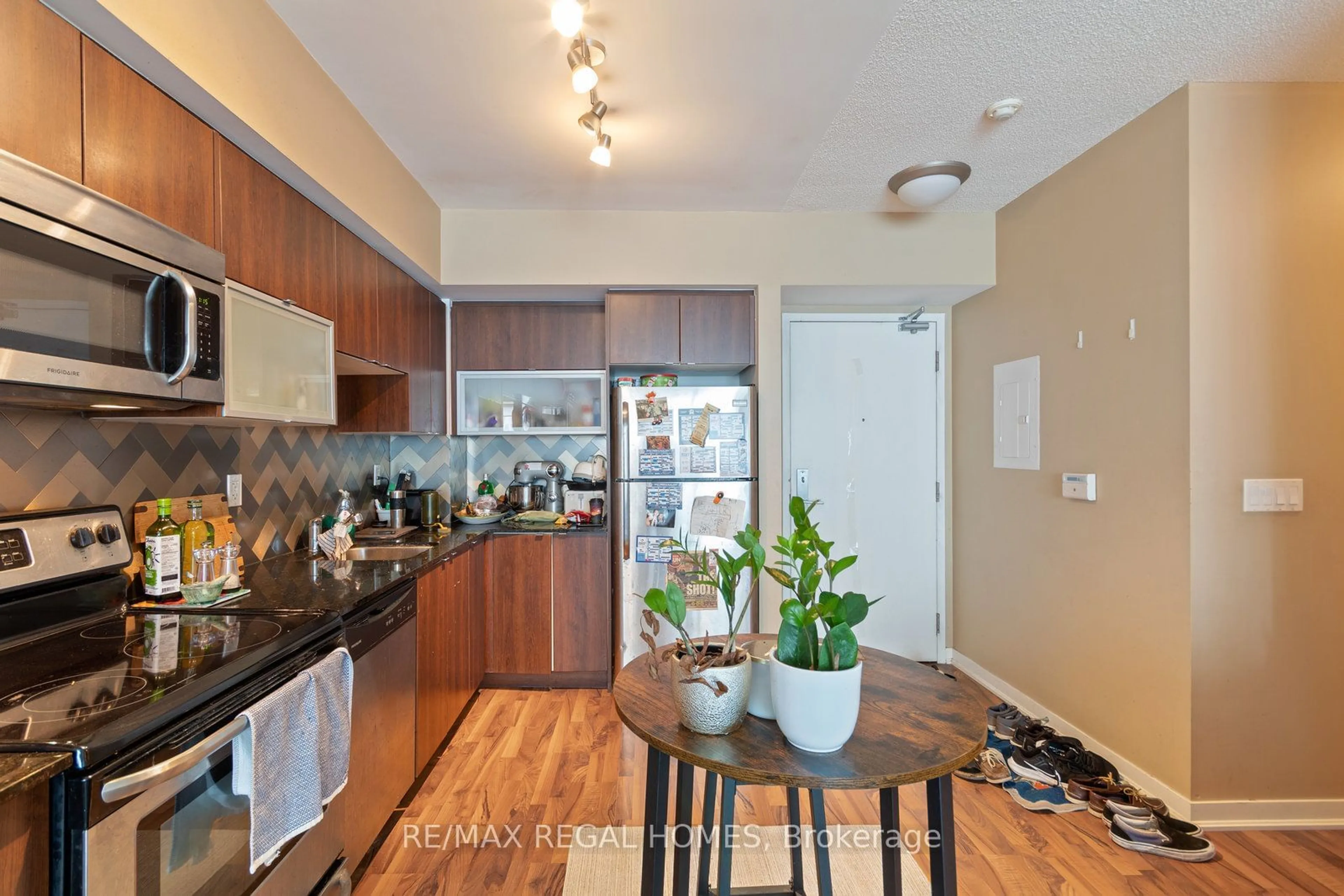 Standard kitchen for 59 East Liberty St #1906, Toronto Ontario M6K 3P5