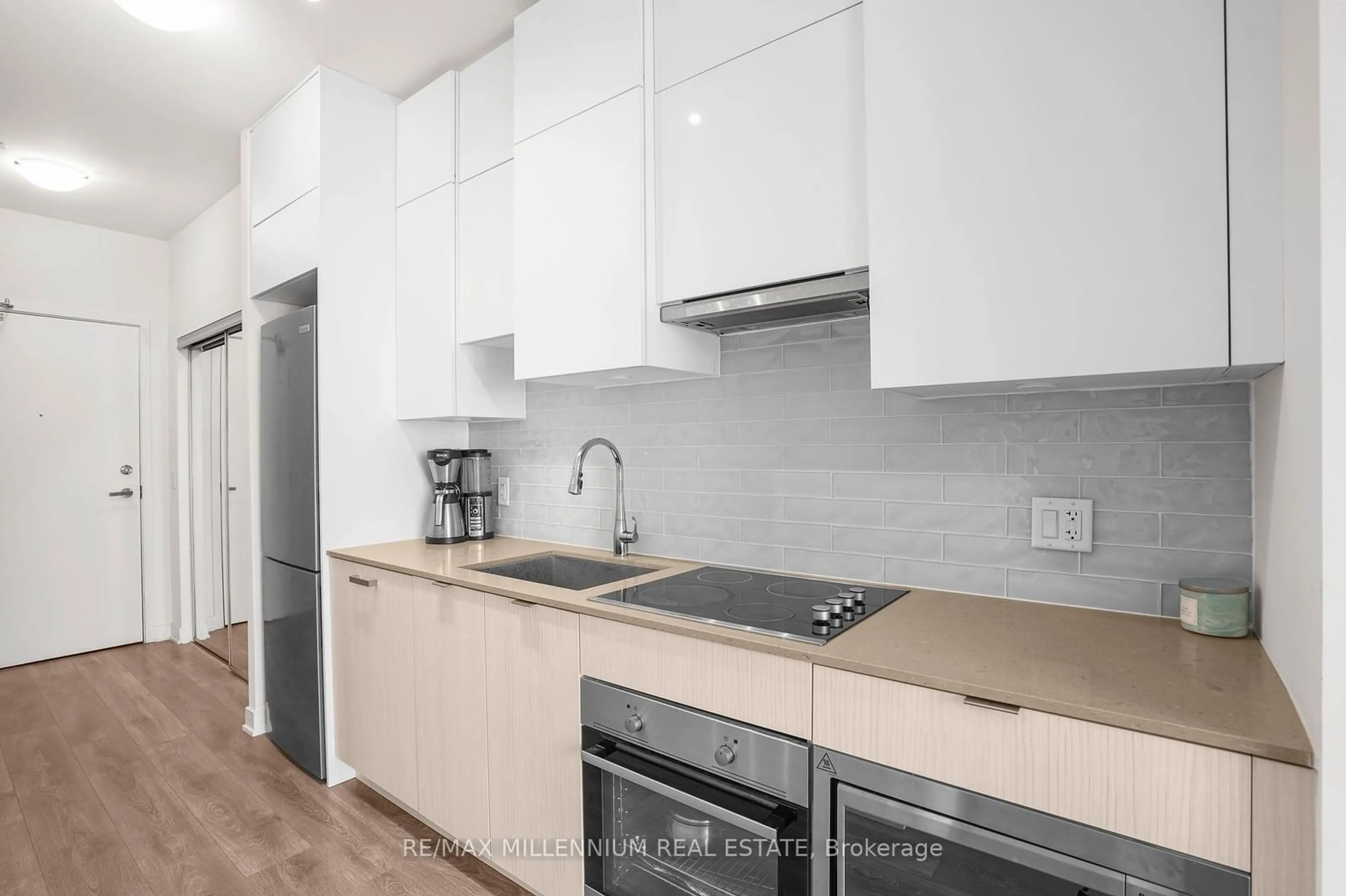 Standard kitchen for 195 Redpath Ave #PH16, Toronto Ontario M4P 0E4