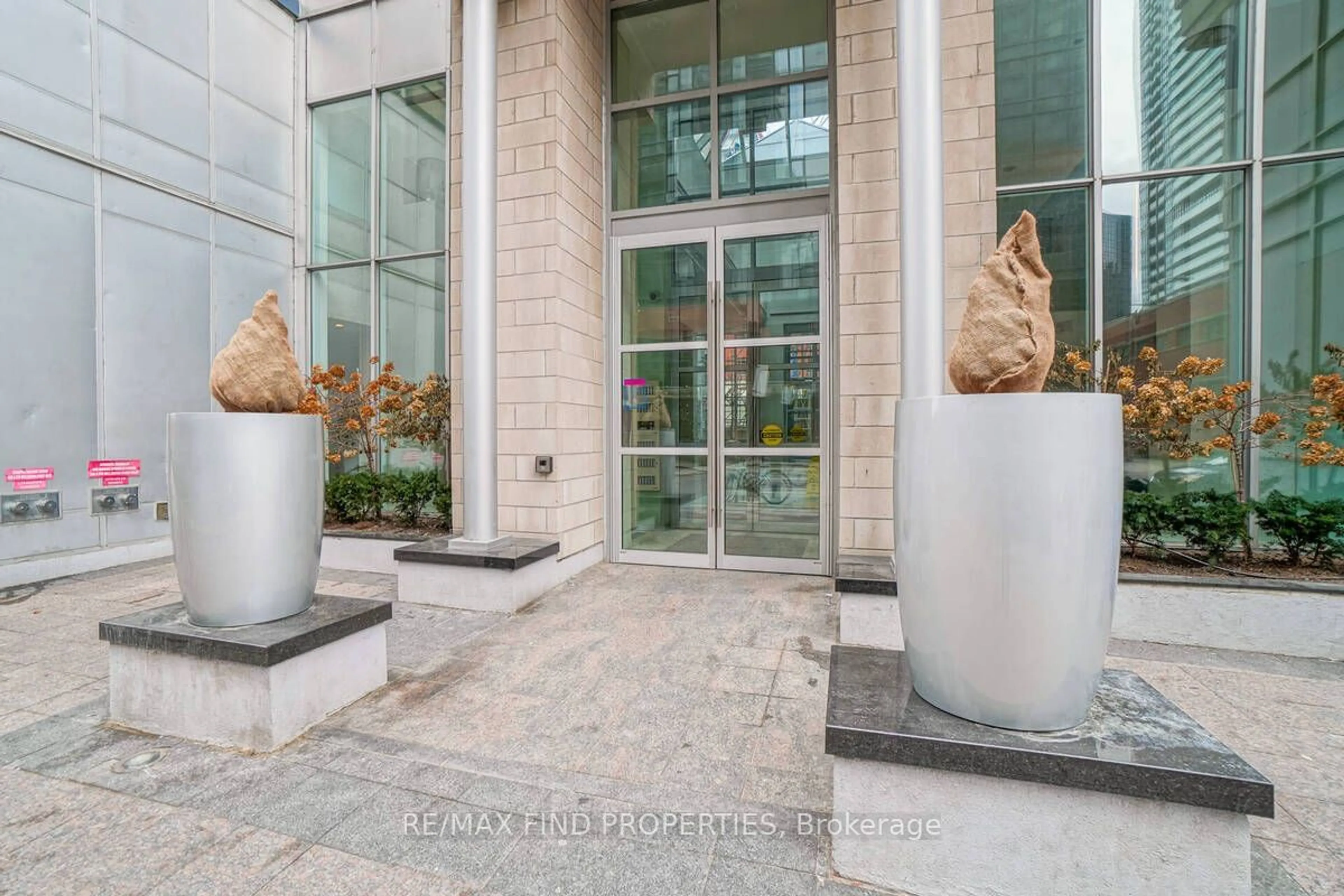 Indoor foyer for 270 Wellington St #401, Toronto Ontario M5V 3P5