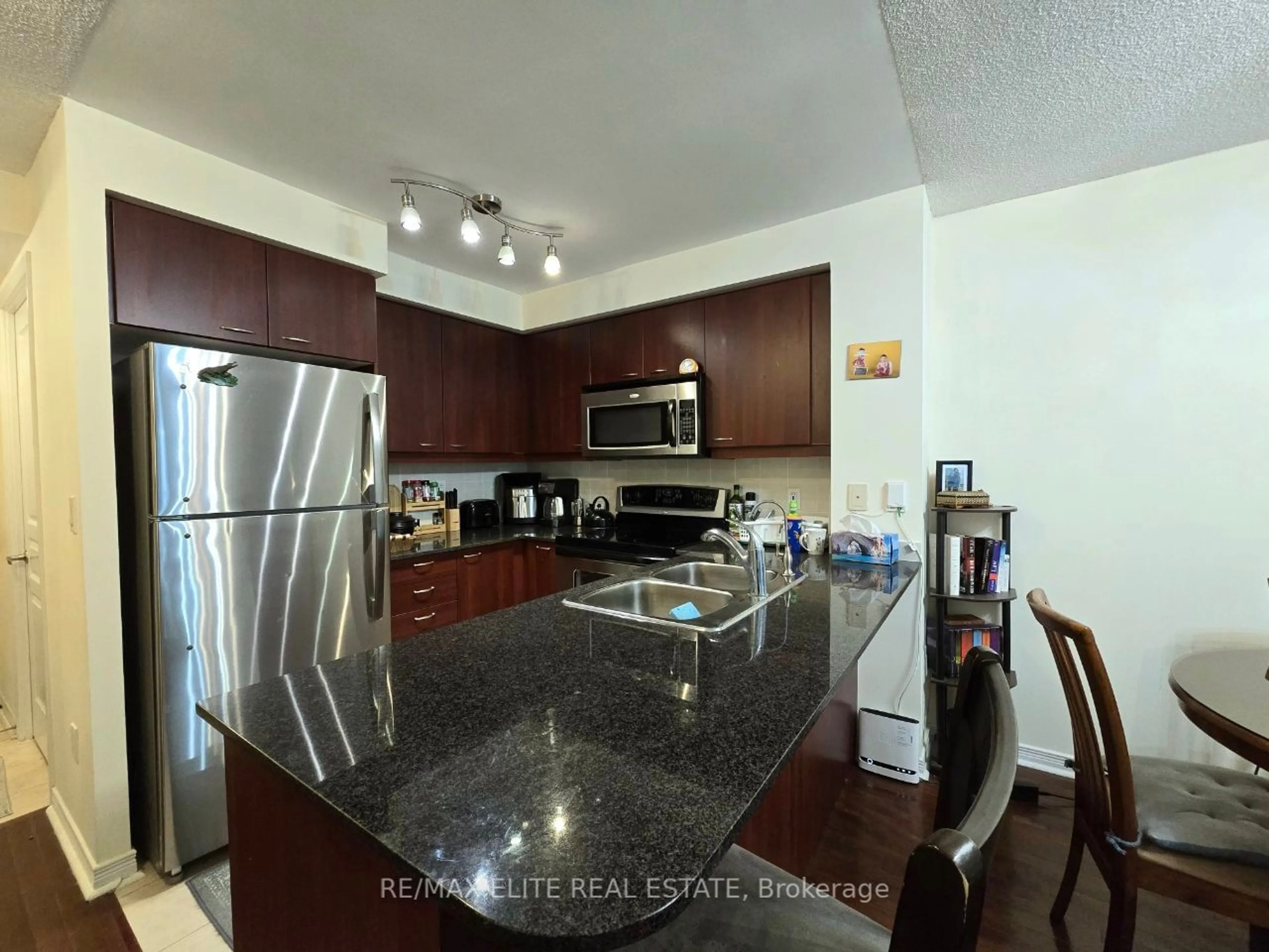 Standard kitchen for 509 Beecroft Rd #220, Toronto Ontario M2N 0A3