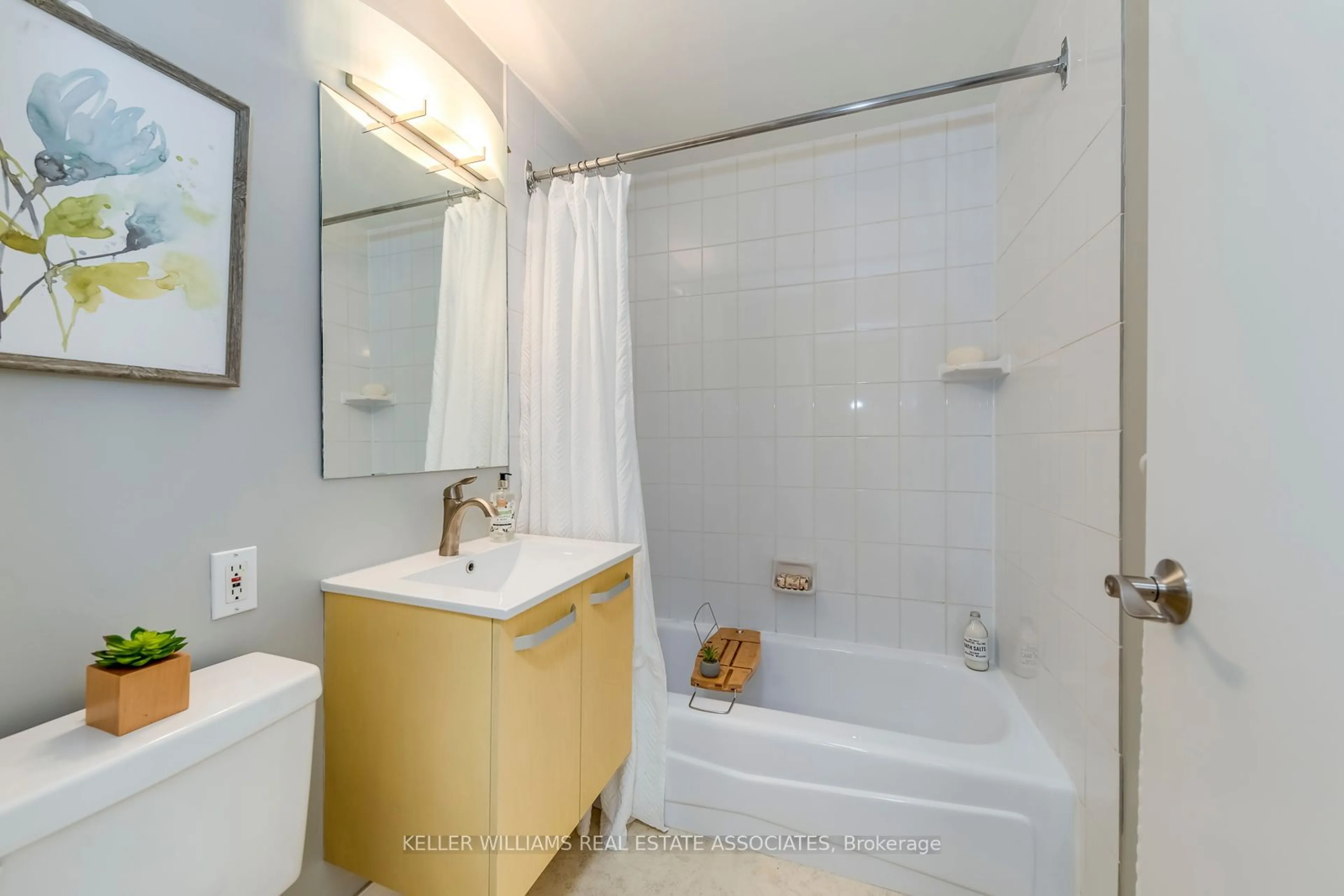 Standard bathroom for 158 Crescent Rd #109, Toronto Ontario M4W 1V2