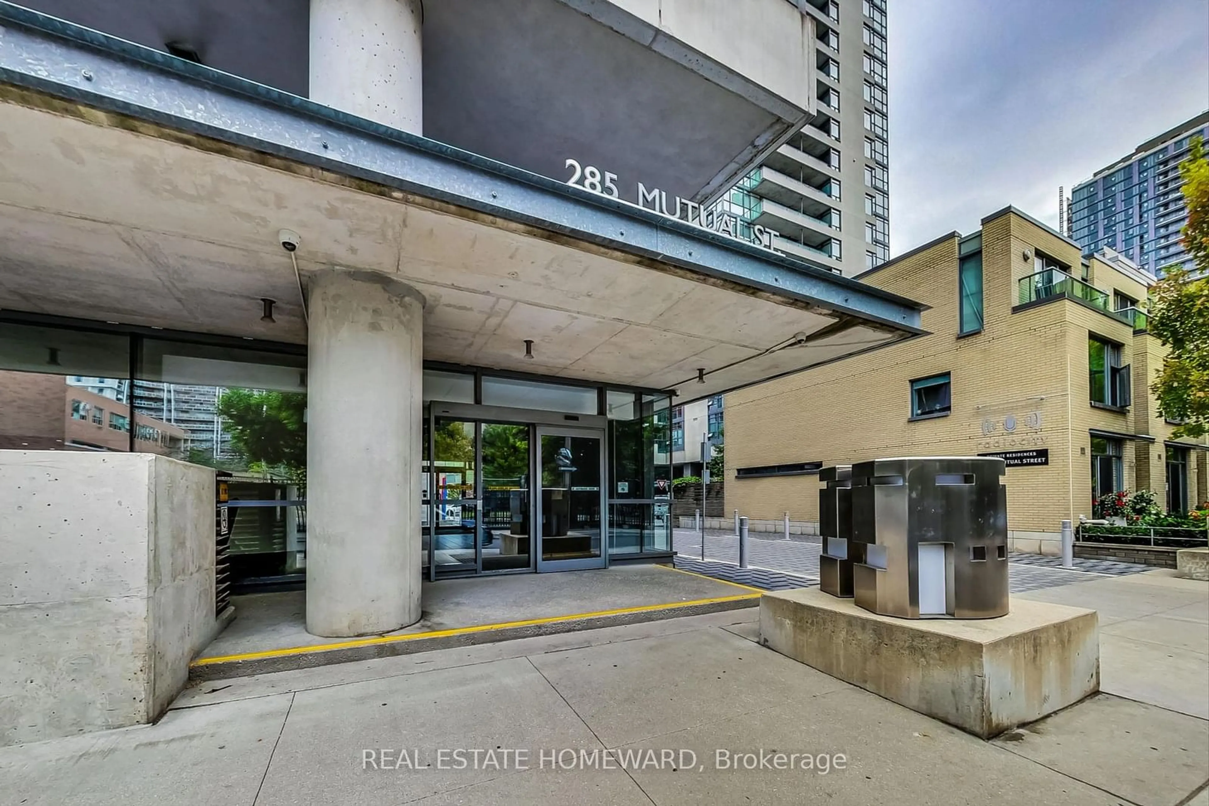 A pic from exterior of the house or condo for 285 Mutual St #1804, Toronto Ontario M4Y 3C5