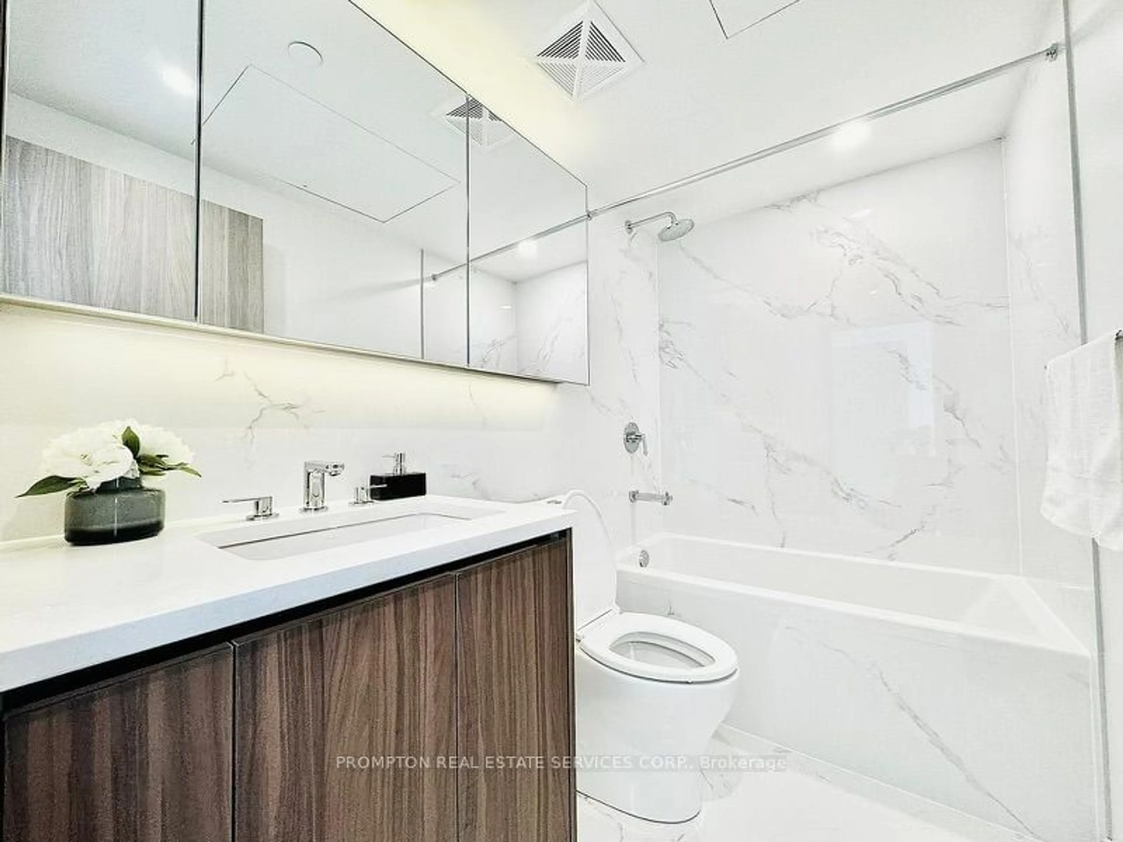 Contemporary bathroom, ceramic floors for 27 McMahon Dr #3307, Toronto Ontario M2K 0J2