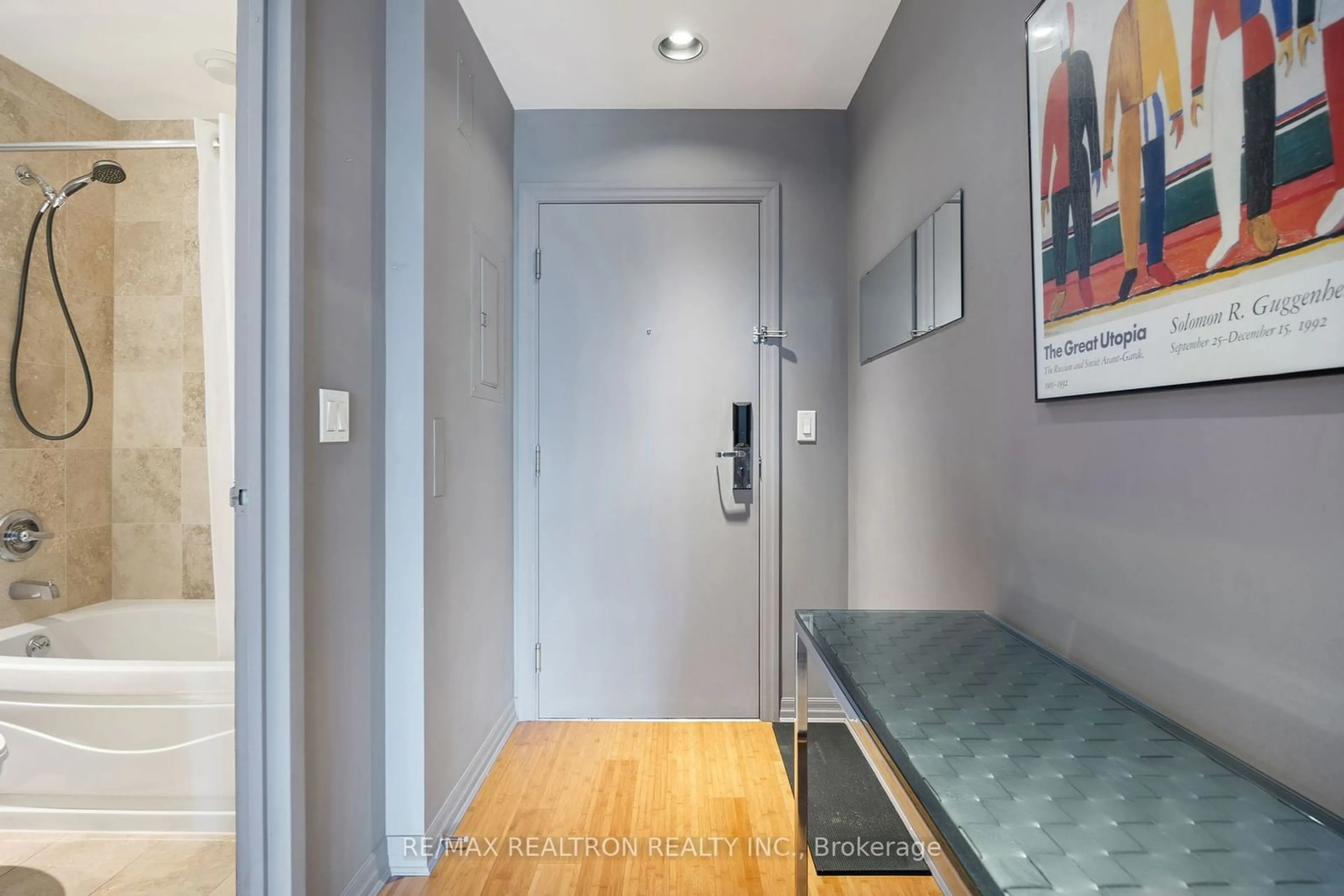 Indoor entryway for 1 King St #2503, Toronto Ontario M5H 1A1