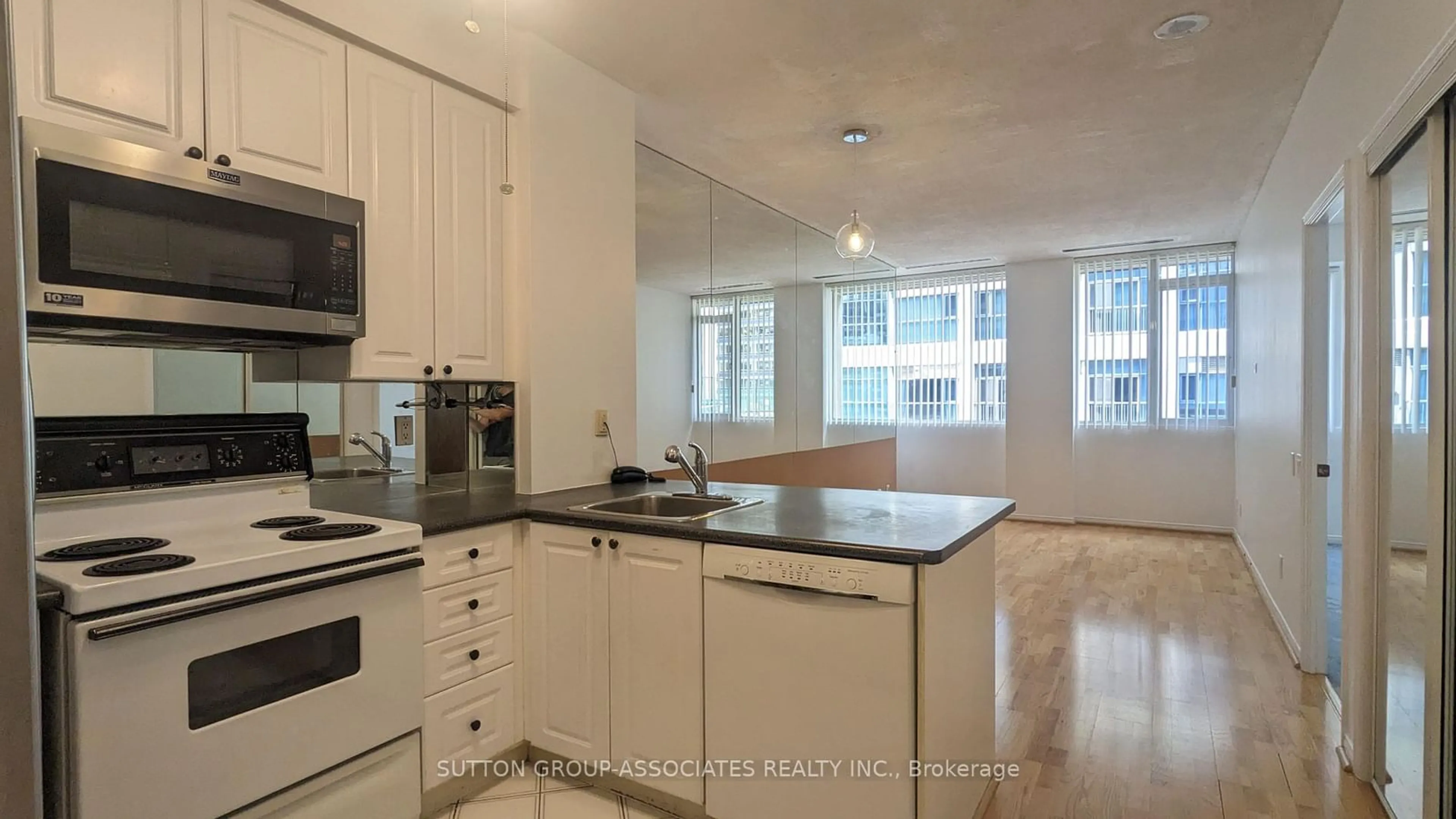 Standard kitchen for 555 Yonge St #406, Toronto Ontario M4Y 3A6