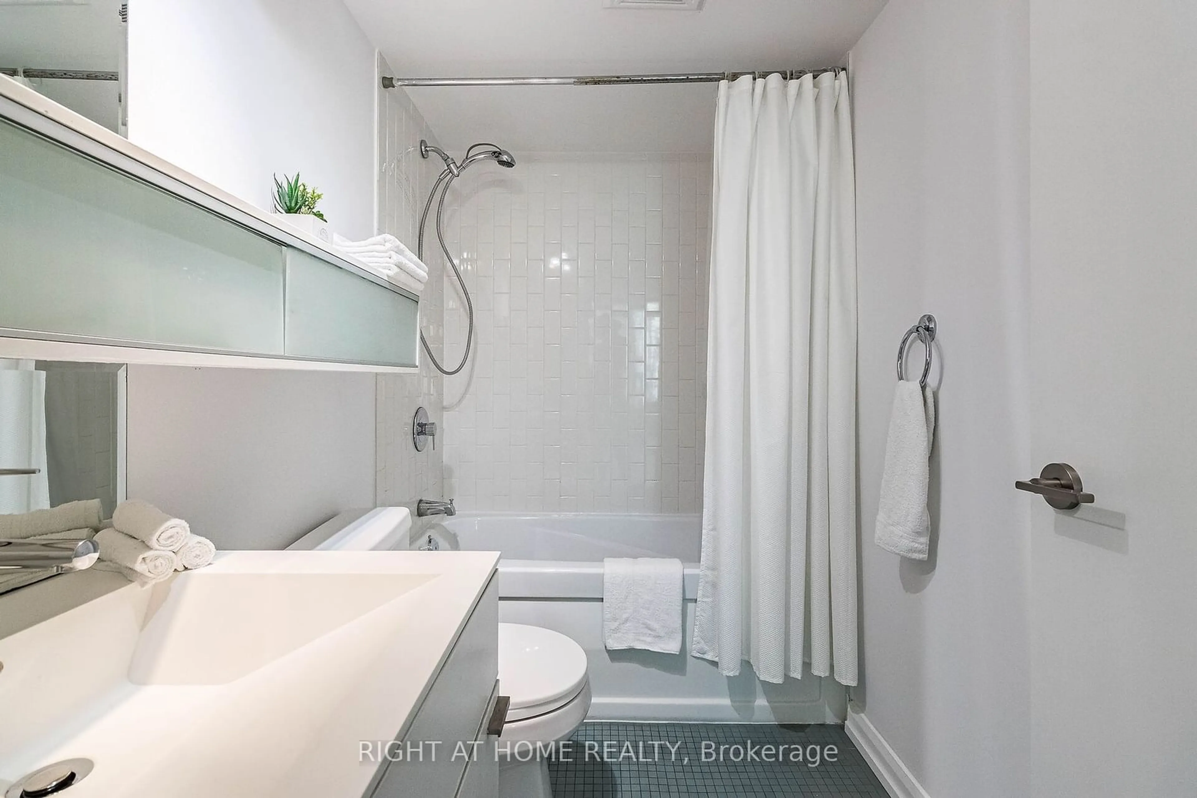 Standard bathroom for 111 Elizabeth St #1038, Toronto Ontario M5G 1P7