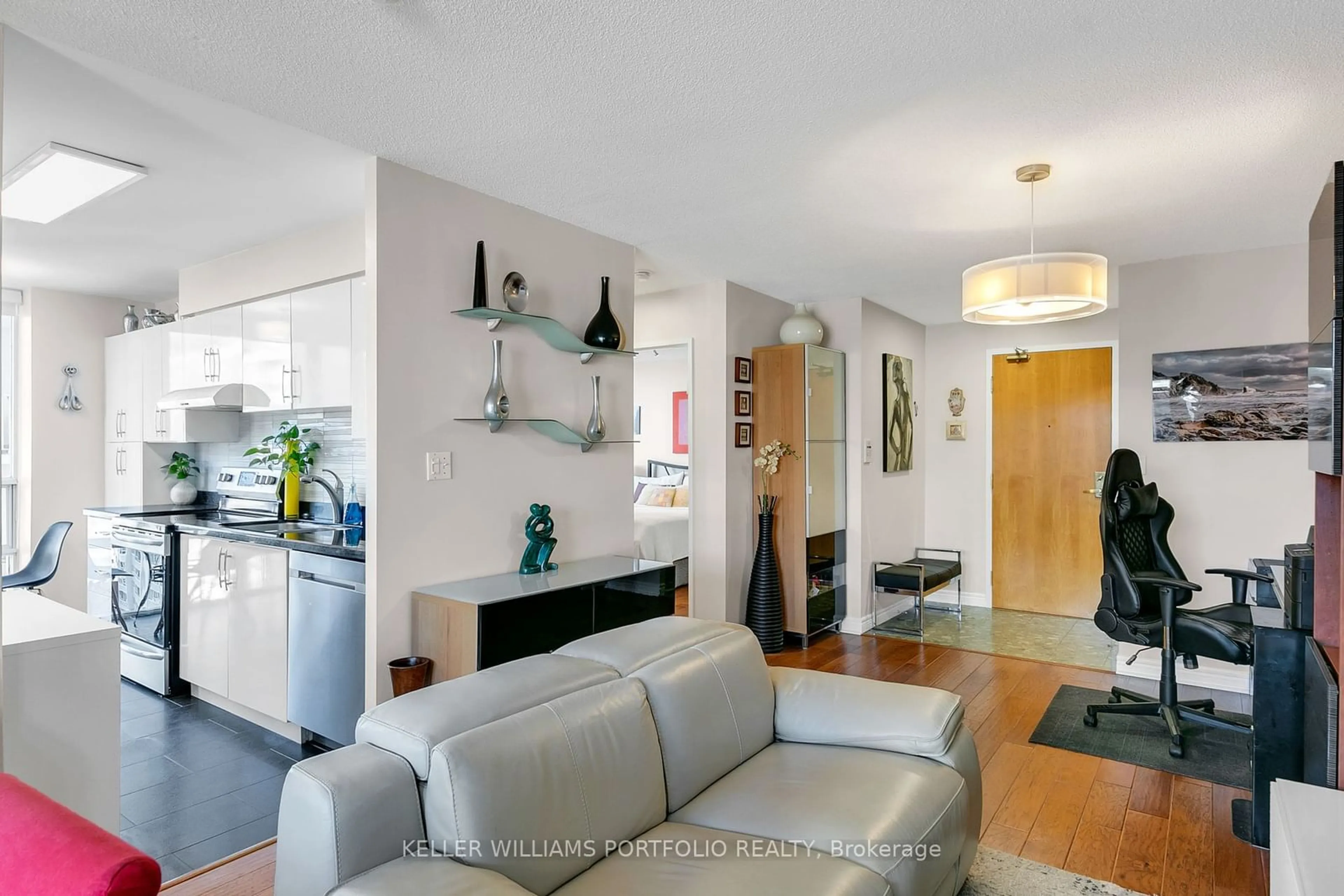 Living room for 43 Eglinton Ave #1009, Toronto Ontario M4P 1A2