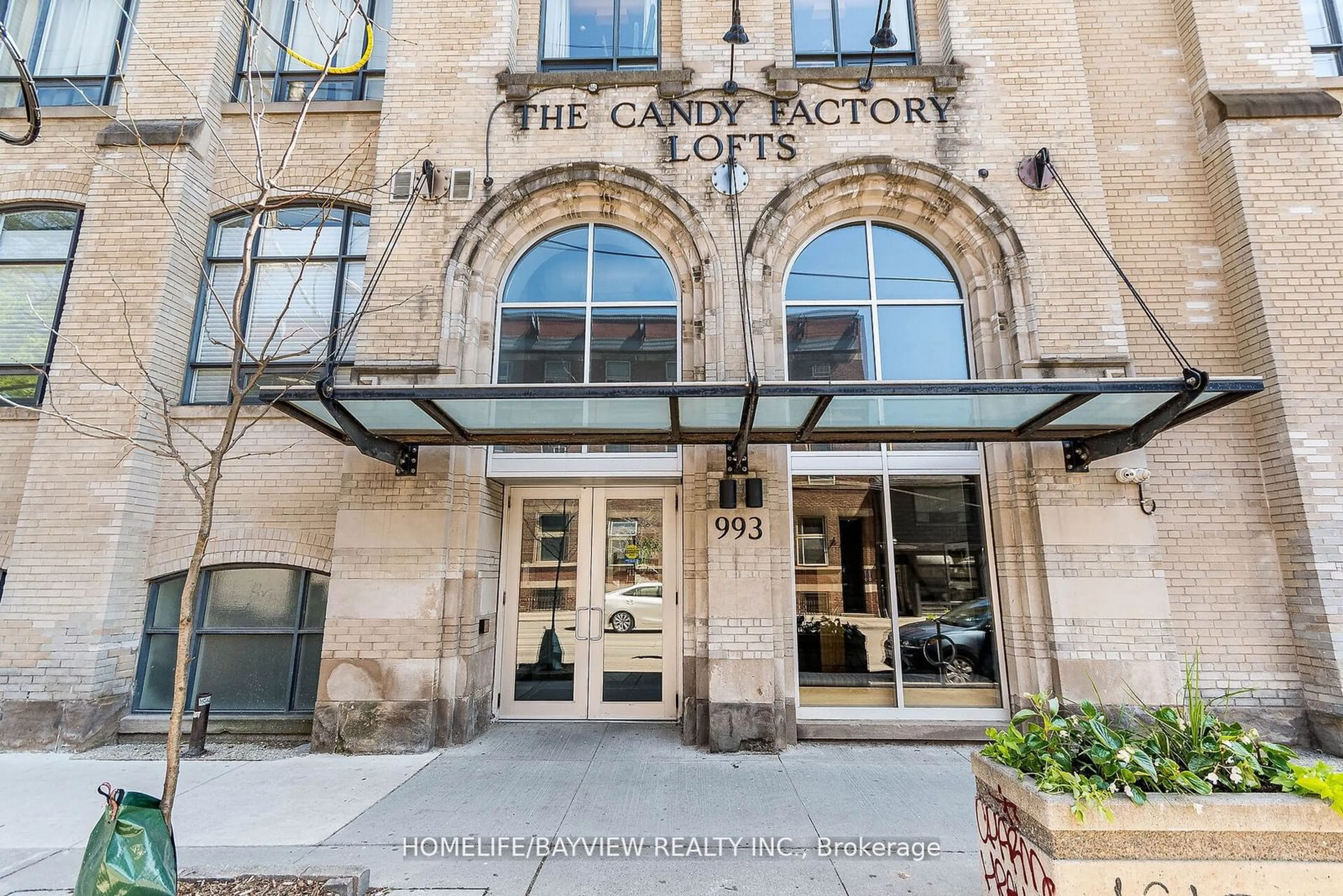 Indoor foyer for 993 Queen St #206, Toronto Ontario M6J 1H2