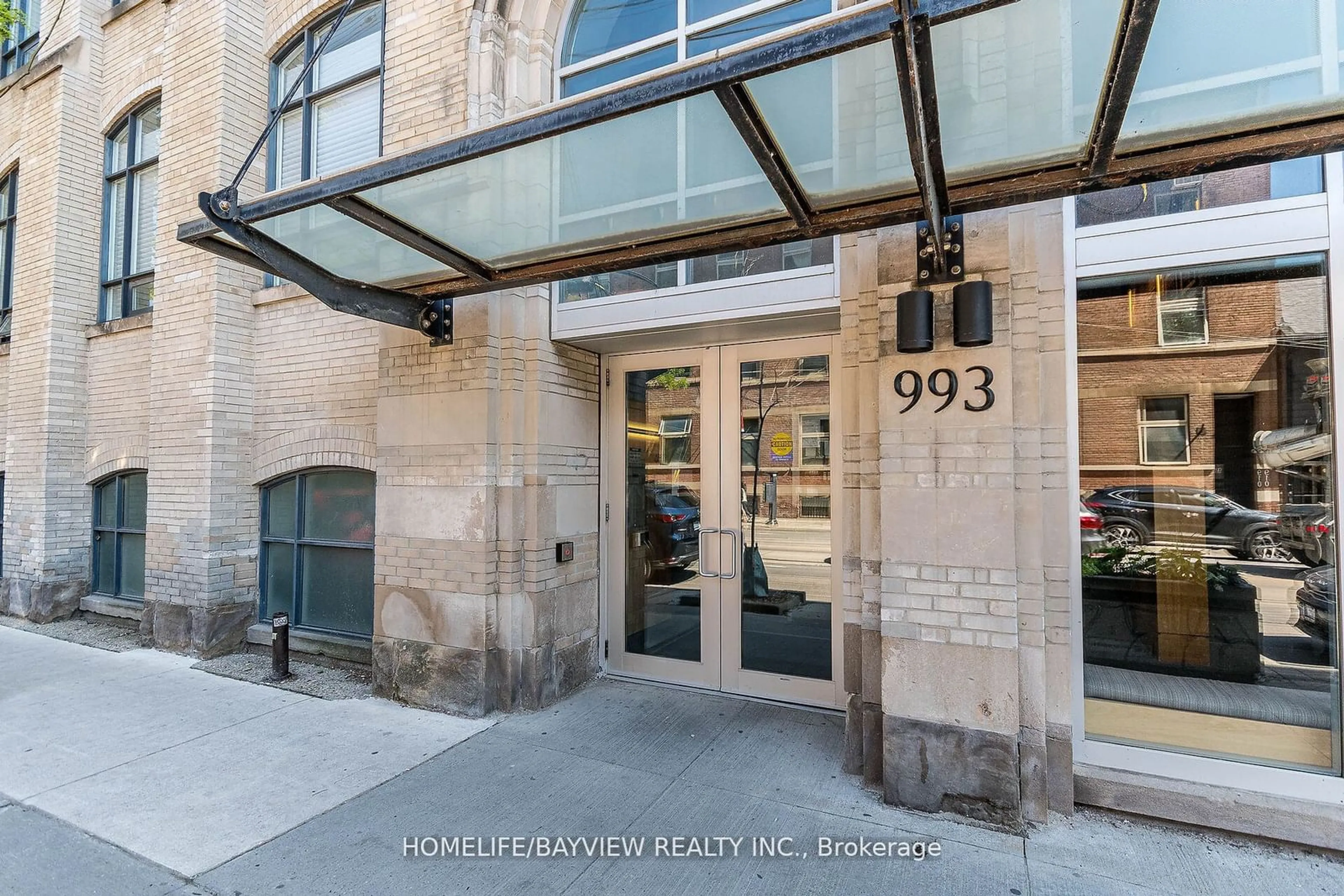 Indoor foyer for 993 Queen St #206, Toronto Ontario M6J 1H2