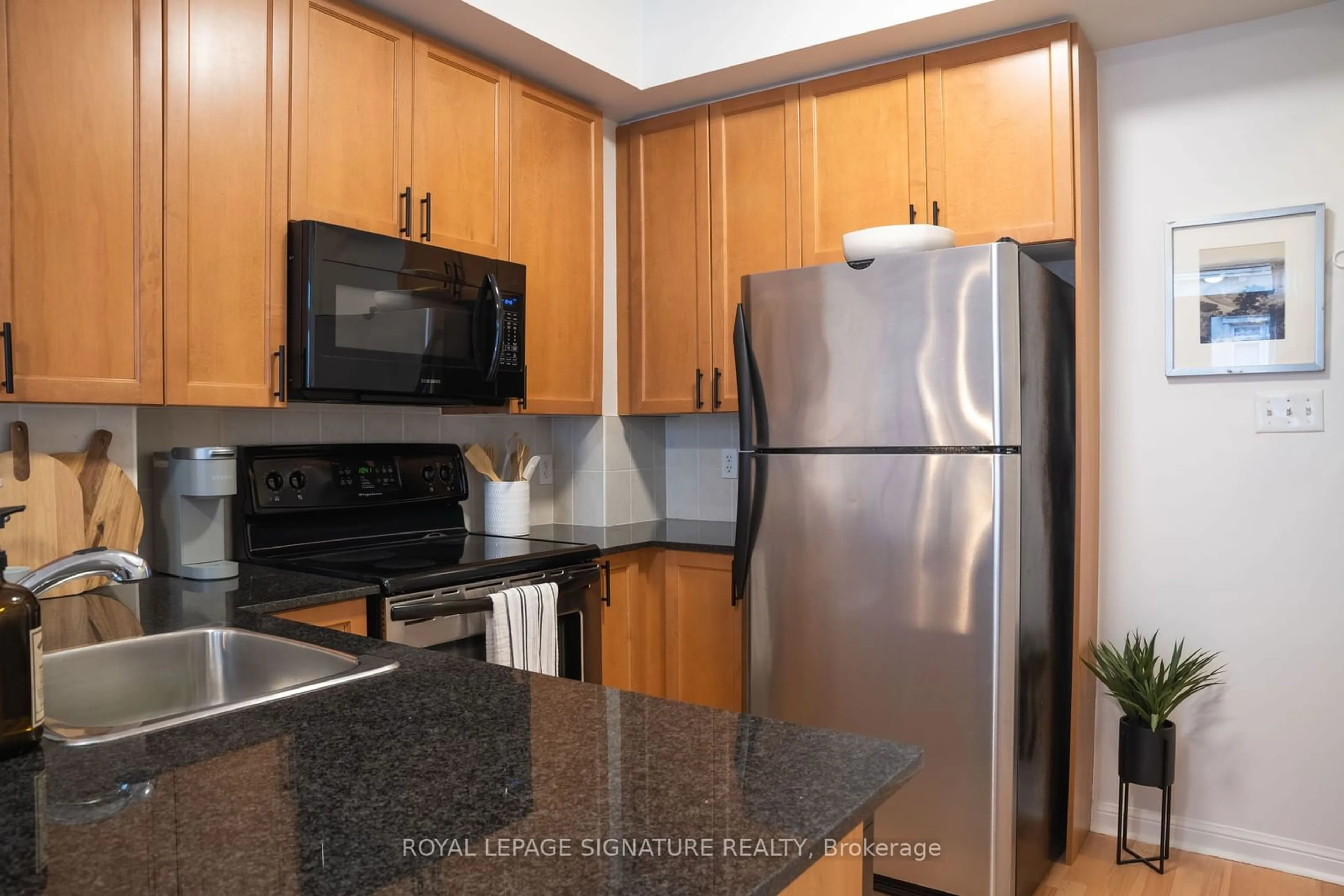 Standard kitchen for 68 Carr St #TH17, Toronto Ontario M5T 1B7