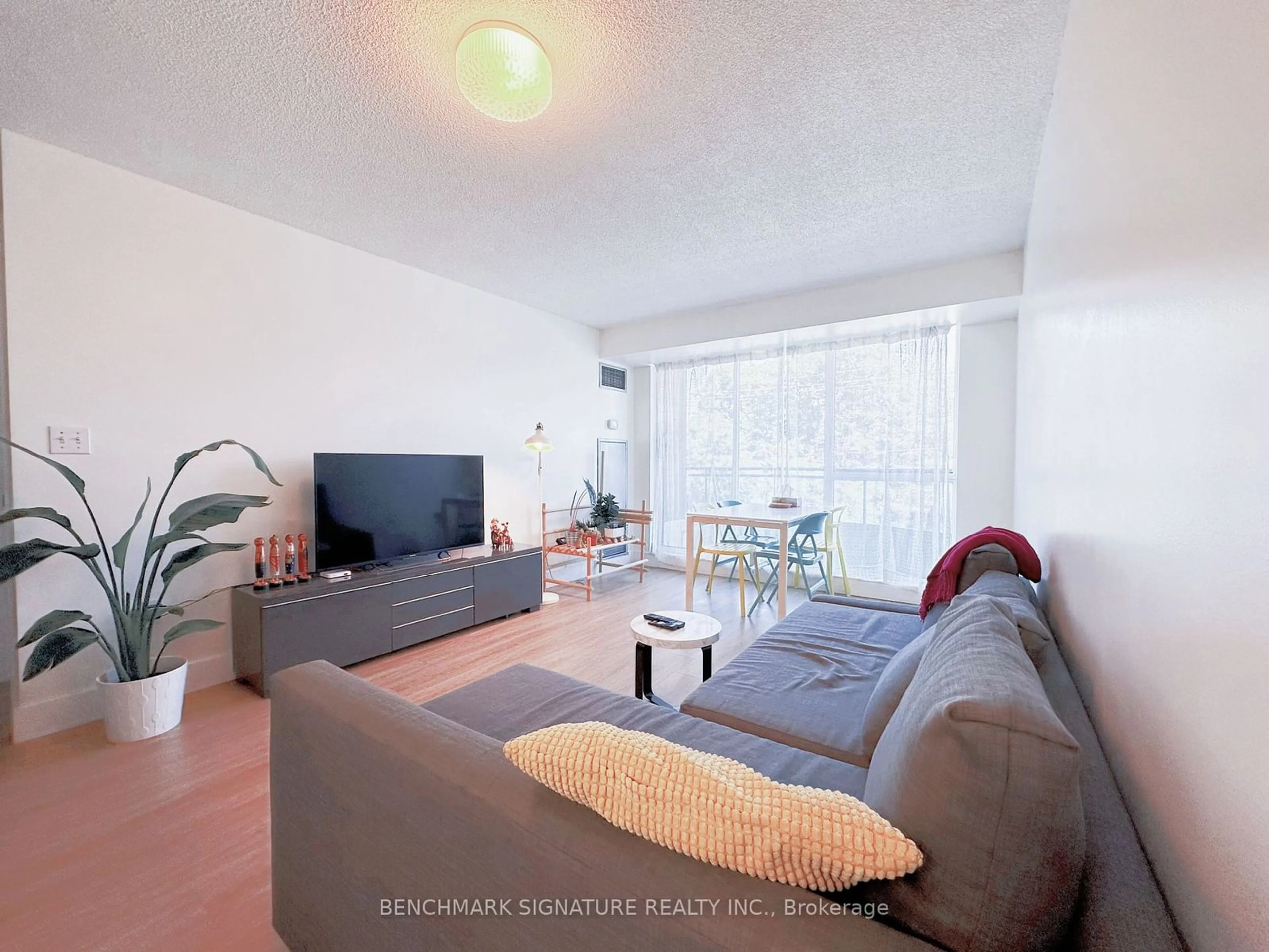 Living room for 28 Pemberton Ave #308, Toronto Ontario M2M 1Y1