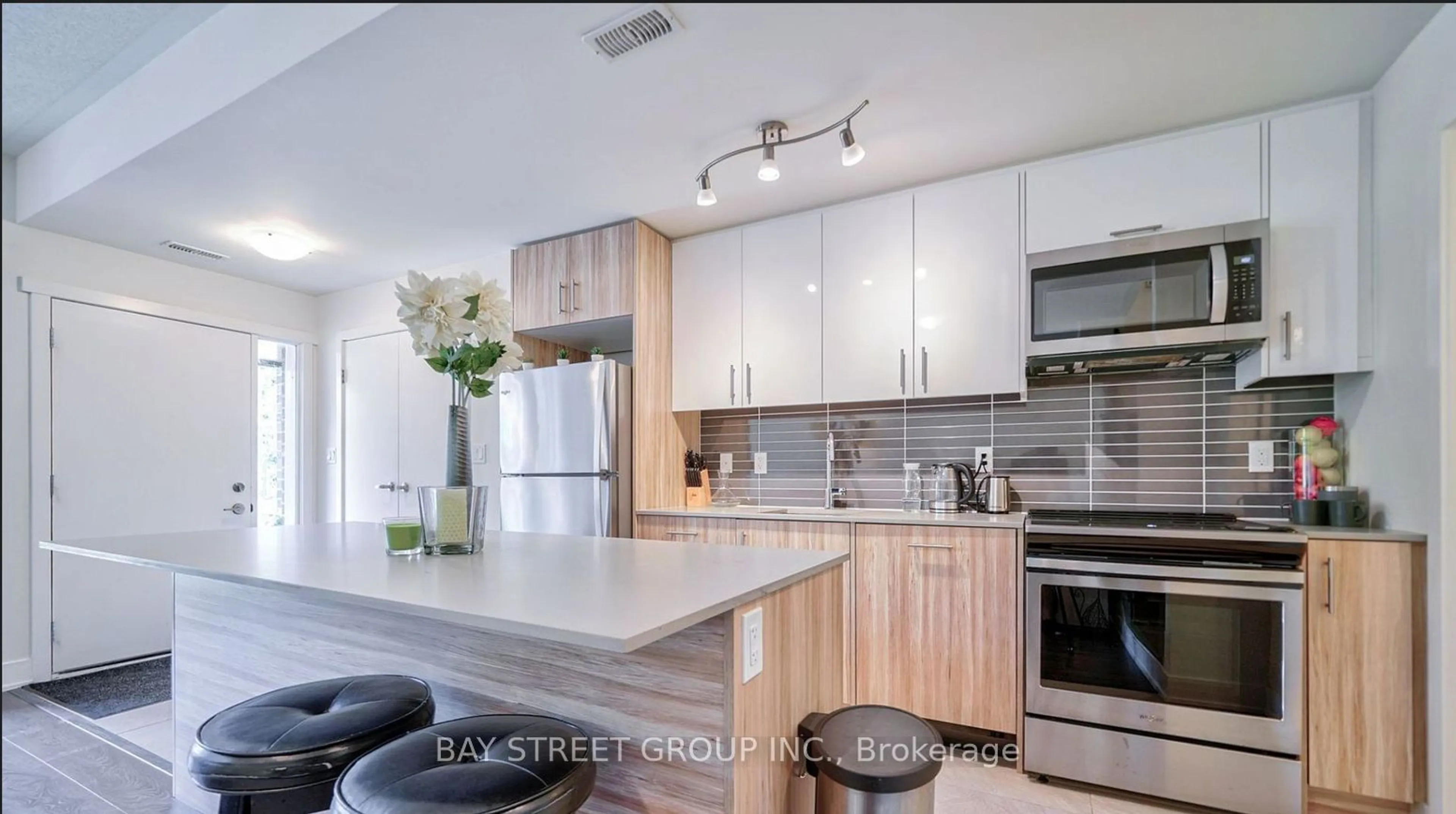 Contemporary kitchen for 180 Fairview Mall Dr #TH110, Toronto Ontario M2J 0E8