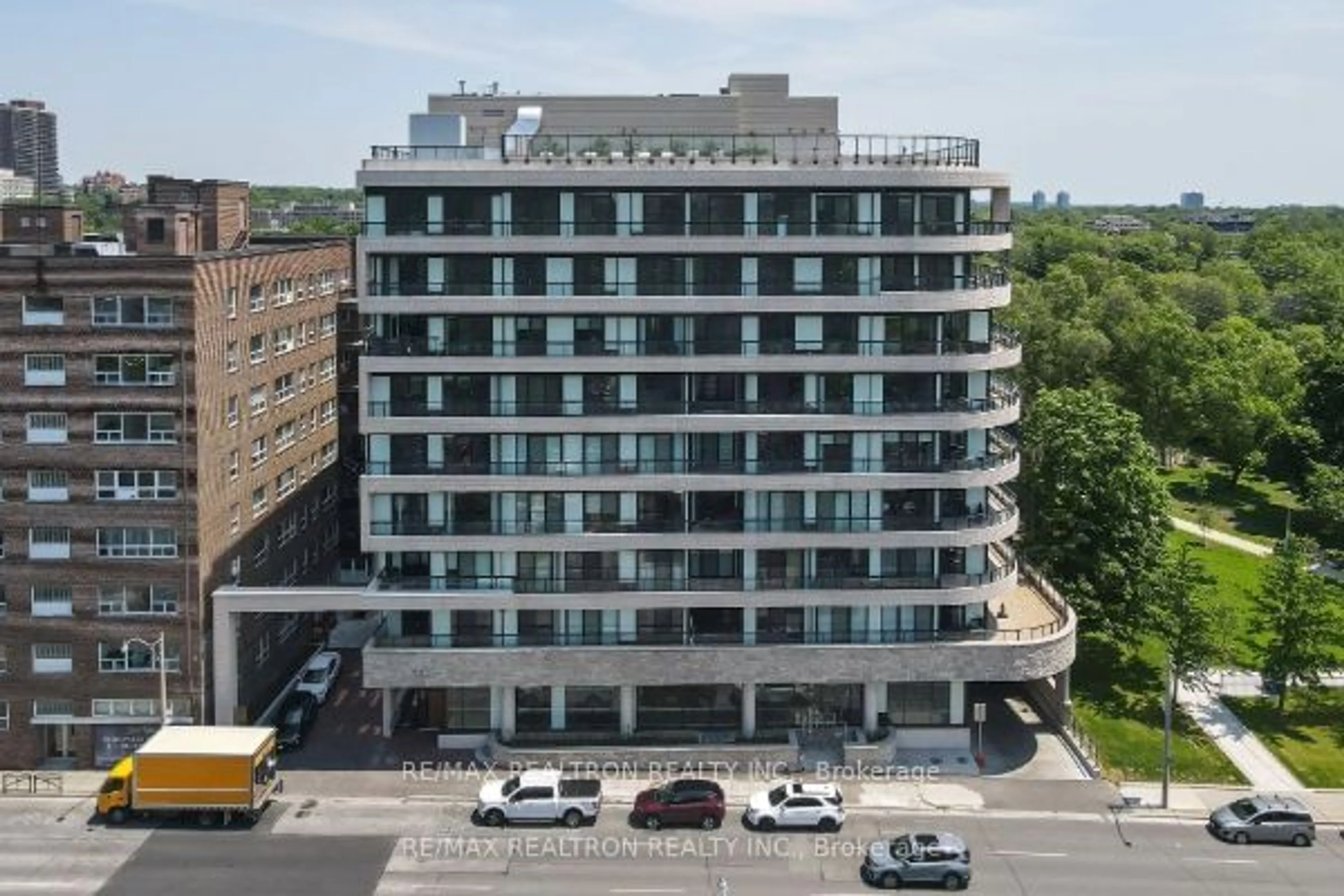 Outside view for 285 Avenue Rd #502, Toronto Ontario M4V 2G8