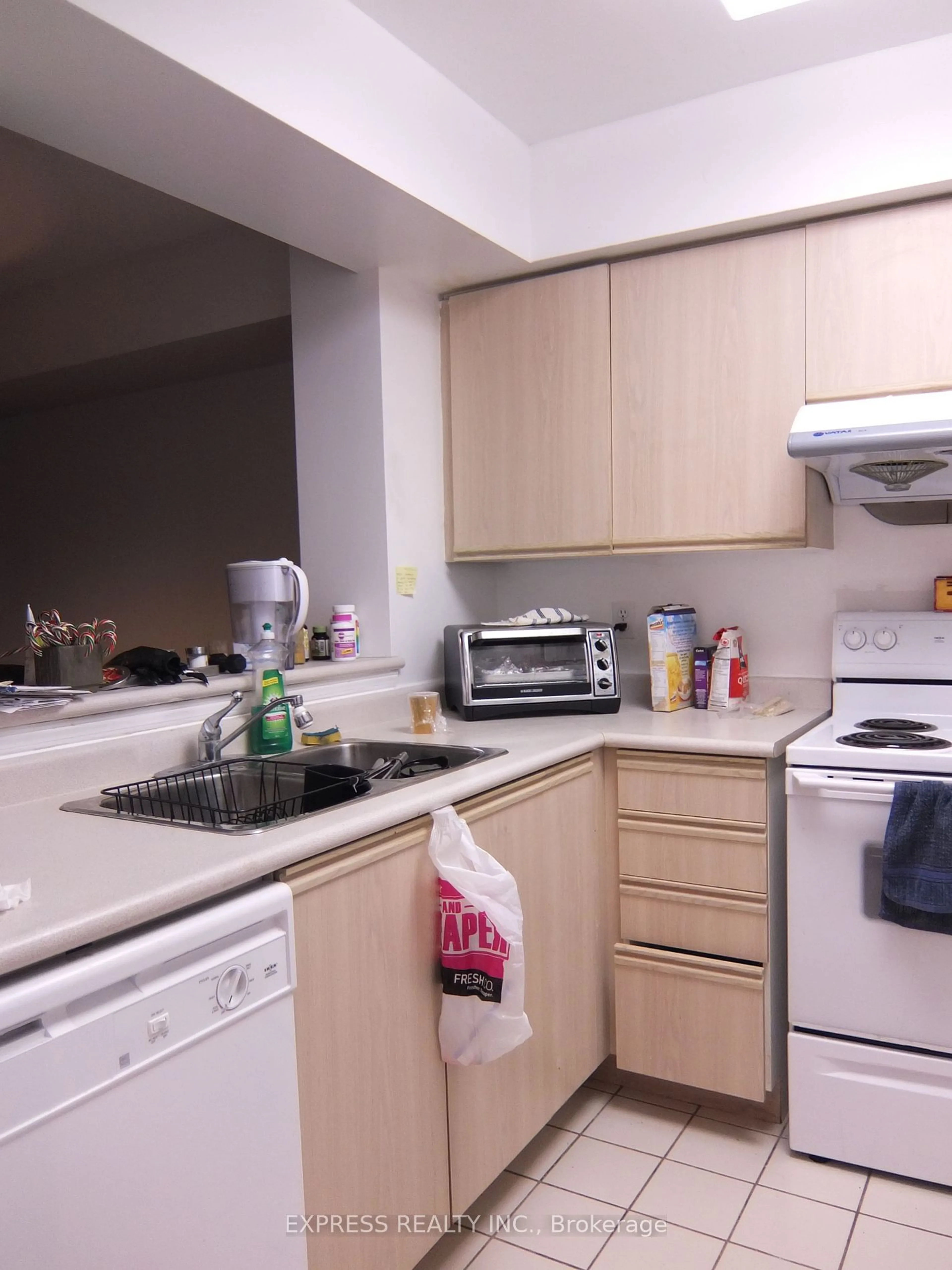 Standard kitchen for 18 Hillcrest Ave #1006, Toronto Ontario M2N 6T5