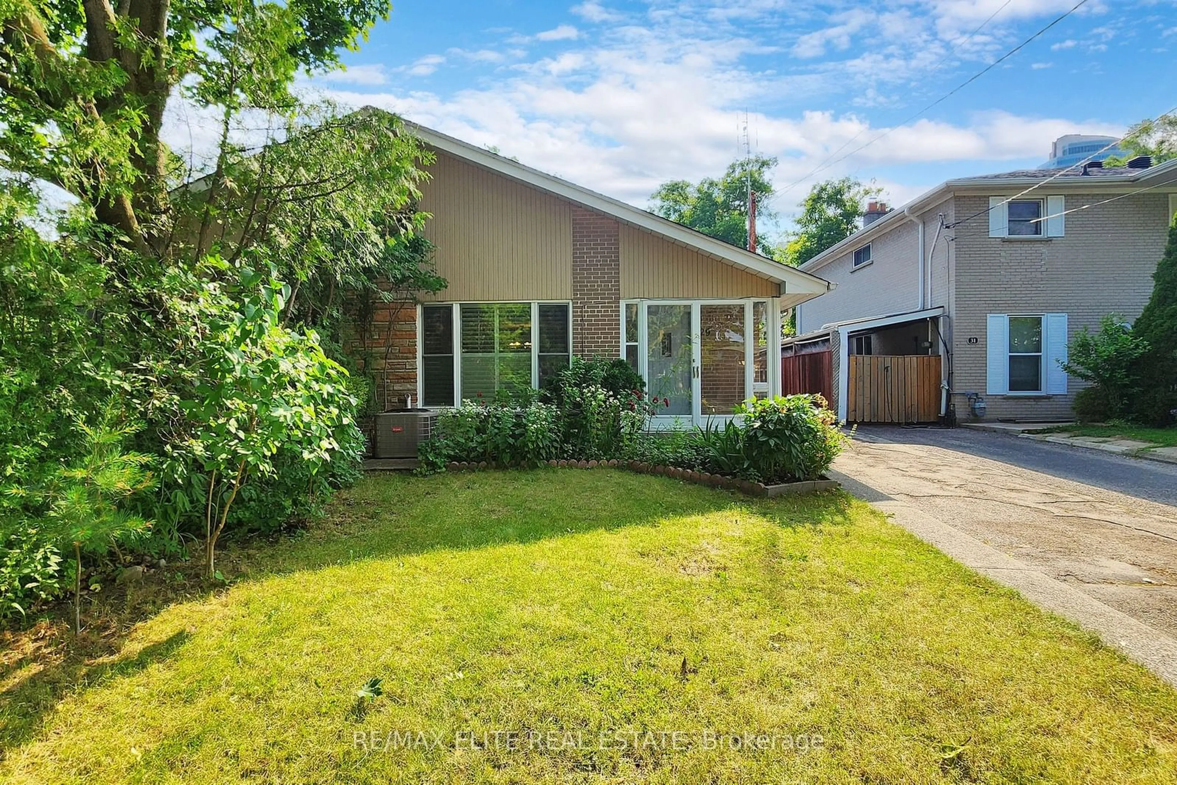 Frontside or backside of a home, cottage for 29 Logandale Rd, Toronto Ontario M2N 4H3