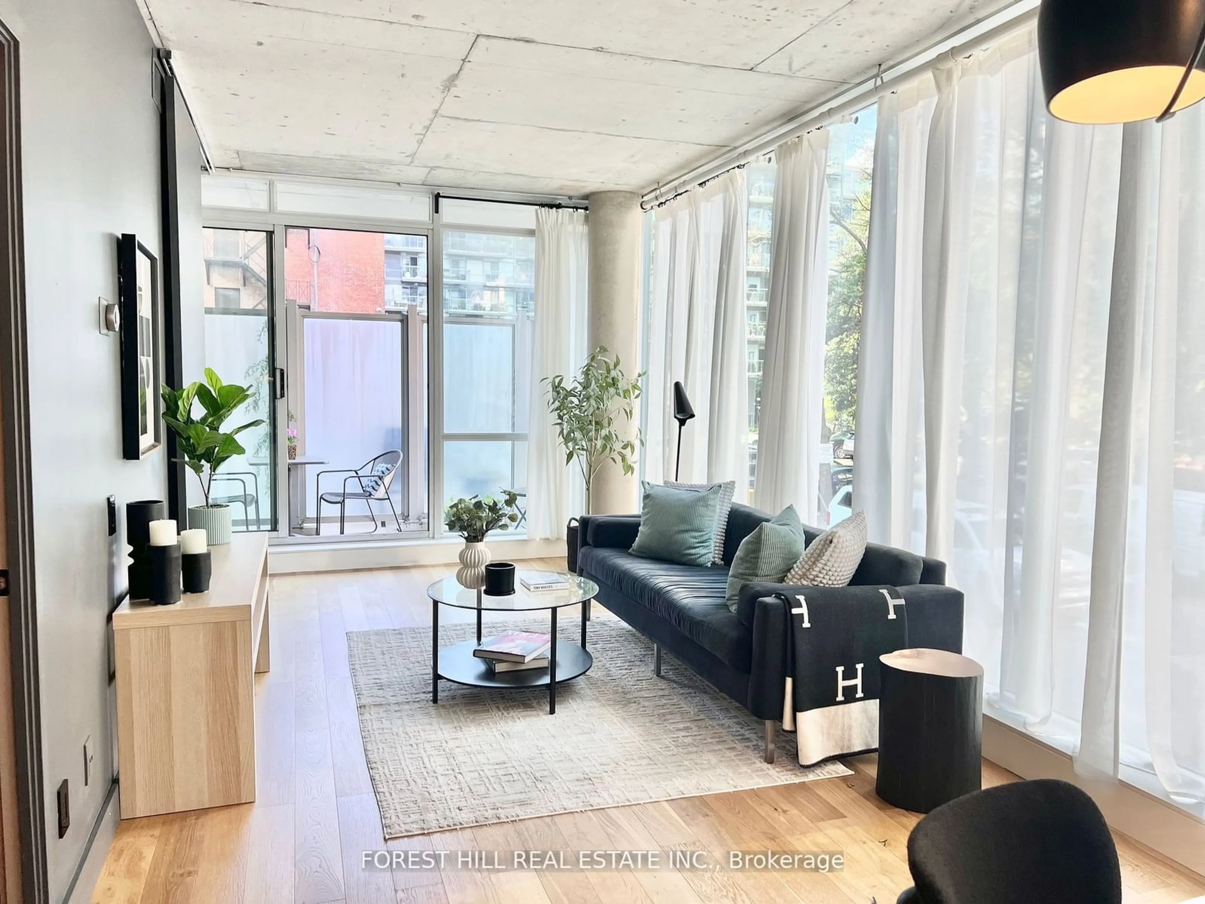 Living room for 38 Niagara St #211, Toronto Ontario M5V 3X1